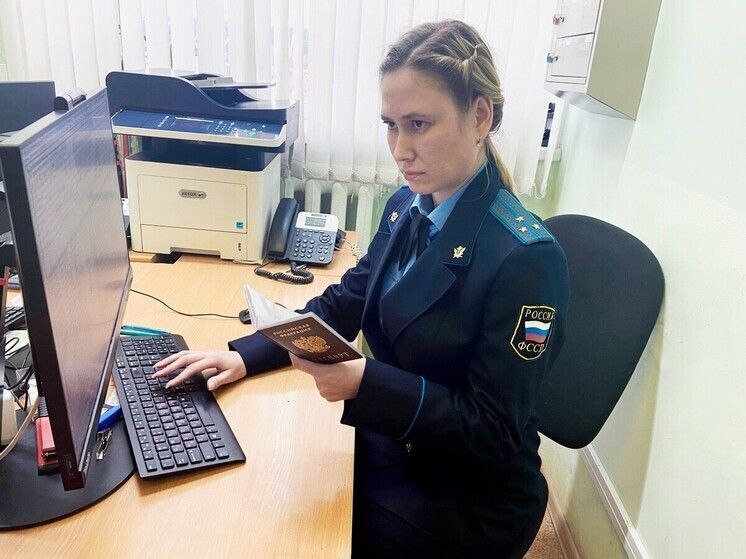 Дохода 3 тысячи, убытков больше сотни: жительница Перми выплатила уголовный штраф за фиктивную постановку на учет мигрантов 53-летняя жительница Перми, получив вознаграждение в 3 тысячи рублей, подала документы в МФЦ для постановки двух иностранцев на миграционный учет по месту пребывания в принадлежащей ей квартире. При этом женщина не намеревалась предоставлять им помещение для фактического проживания и достоверно знала, что эти люди не будут находиться по данному адресу. Своими незаконными действиями пермячка воспрепятствовала осуществлению контроля за соблюдением иностранными гражданами правил миграционного учета и их передвижения на территории России. Нарушительницу признали виновной в совершении двух преступлений, предусмотренных ст. 322.3 УК РФ «Фиктивная постановка на учет иностранного гражданина по месту пребывания в Российской Федерации». По каждому эпизоду женщине грозил штраф в размере 100 тысяч рублей, однако суд учел раскаяние обвиняемой, признание вины, а также наличие на иждивении несовершеннолетнего ребенка, и снизил сумму взыскания. Согласно исполнительному документу, поступившему на исполнение в отдел судебных приставов по Свердловскому району ГУФССП России по Пермскому краю, гражданка обязана была выплатить уголовный штраф в размере 110 тысяч рублей. Источник ЧП Пермь Прислать новость