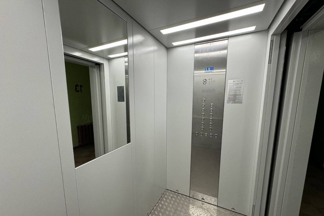 Результативно завершили кампанию 2025 года по замене лифтов с истекающим сроком службы в многоквартирных домах Архангельска Последним объектом где приняли работы стал девятиэтажный дом 16 по улице Федора Абрамова Всего в этом году обновили 51 подъемник в 15 жилых зданиях на общую сумму более 162 млн рублей При капремонте лифтов меняем не только кабину но и подъемные механизмы направляющие лебедки и электронику а также двери и порталы на этажах После завершения работ оборудование обязательно проходит страхование и только затем вводится в эксплуатацию Такой подход важен прежде всего для безопасности и комфорта жителей Начиная с 2016 года уже капитально отремонтировали больше 1 2 тысячи лифтов в более чем 300 жилых зданиях на общую сумму 2 5 млрд рублей Такие работы ведем в тех домах где фонд капремонта формируется на счетах регионального оператора