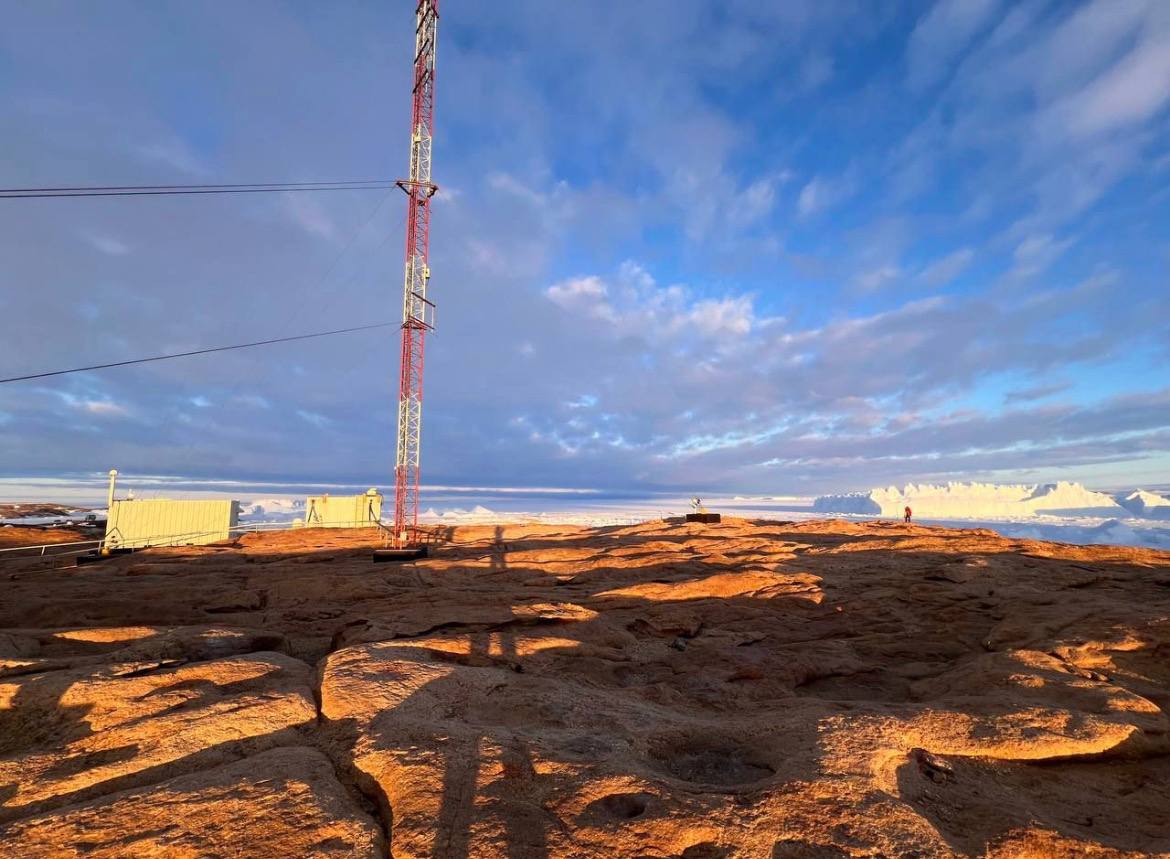 Петербургские инженеры построили станцию связи в логистическом центре Антарктиды На полярной станции Прогресс расширили покрытие сети в районе бухты Тала в логистическом центре Антарктиды появилась стабильная сотовая связь сообщили в МТС Теперь исследователи смогут звонить и передавать данные во время сезонных работ а связь охватывает не только научную базу и аэродром Зенит но и научно экспедиционные суда Академик Трешников и Академик Федоров Это улучшит безопасность и координацию команд а также свяжет полярников с родными Развитие инфраструктуры в Антарктиде способствует цифровизации региона и исследованию климатических изменений Подробнее в материале ДП МТС Подписаться на ДП в Telegram MAX
