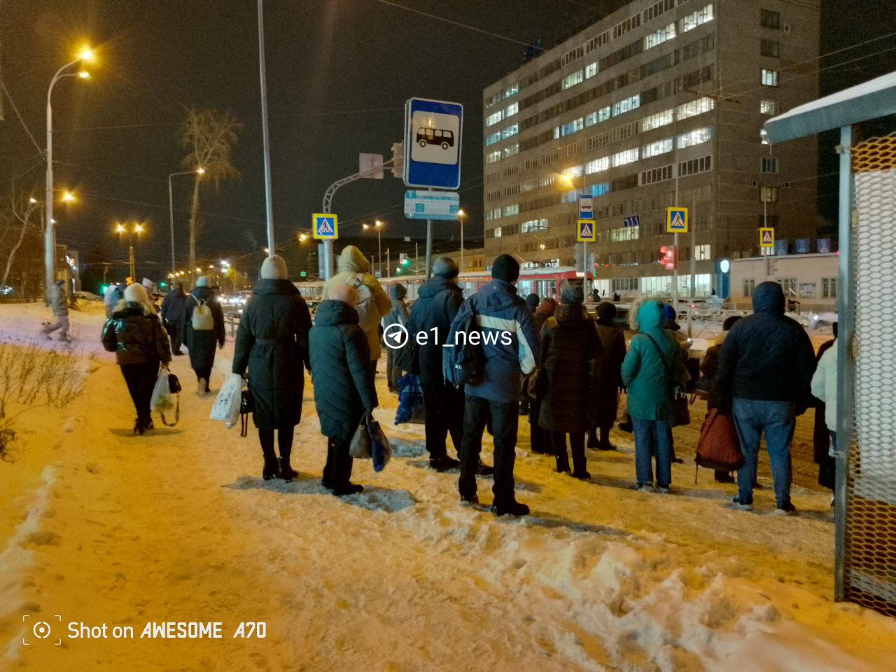 Жители Эльмаша в первый рабочий день толпятся на остановках. На улице Фронтовых бригад  встали трамваи.  Как сообщили пассажирам водители, произошел обрыв сети. И движение будет парализовано минимум час.