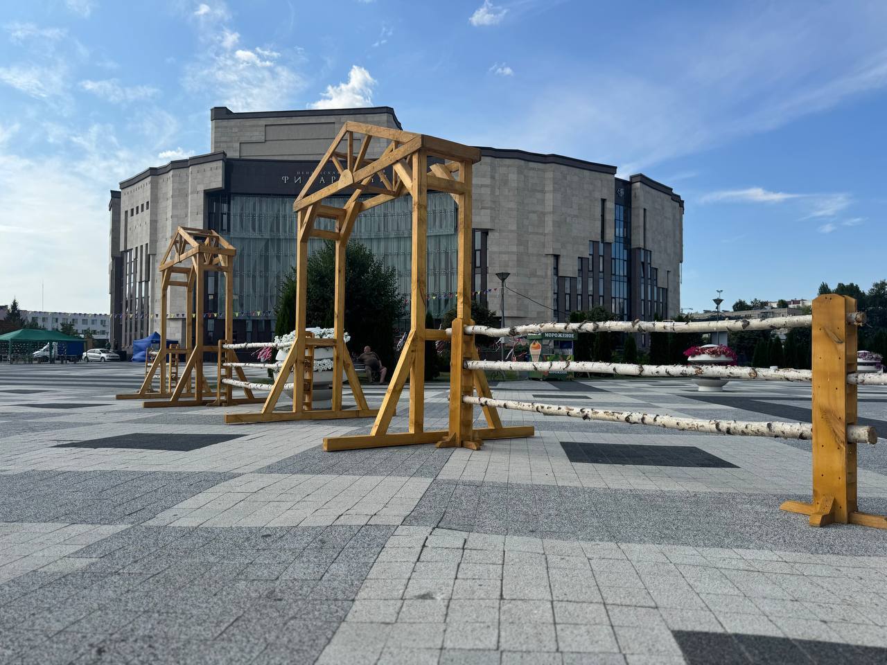 На Юбилейной площади смонтировали созданные сотрудниками драмтеатра декорации для фестиваля «Абашевские узоры» 0+ . 1 и 2 августа он будет идти в Пензе, а 3-го переместится в Спасский район. Программа здесь: Фото из тг-канала драмтеатра.