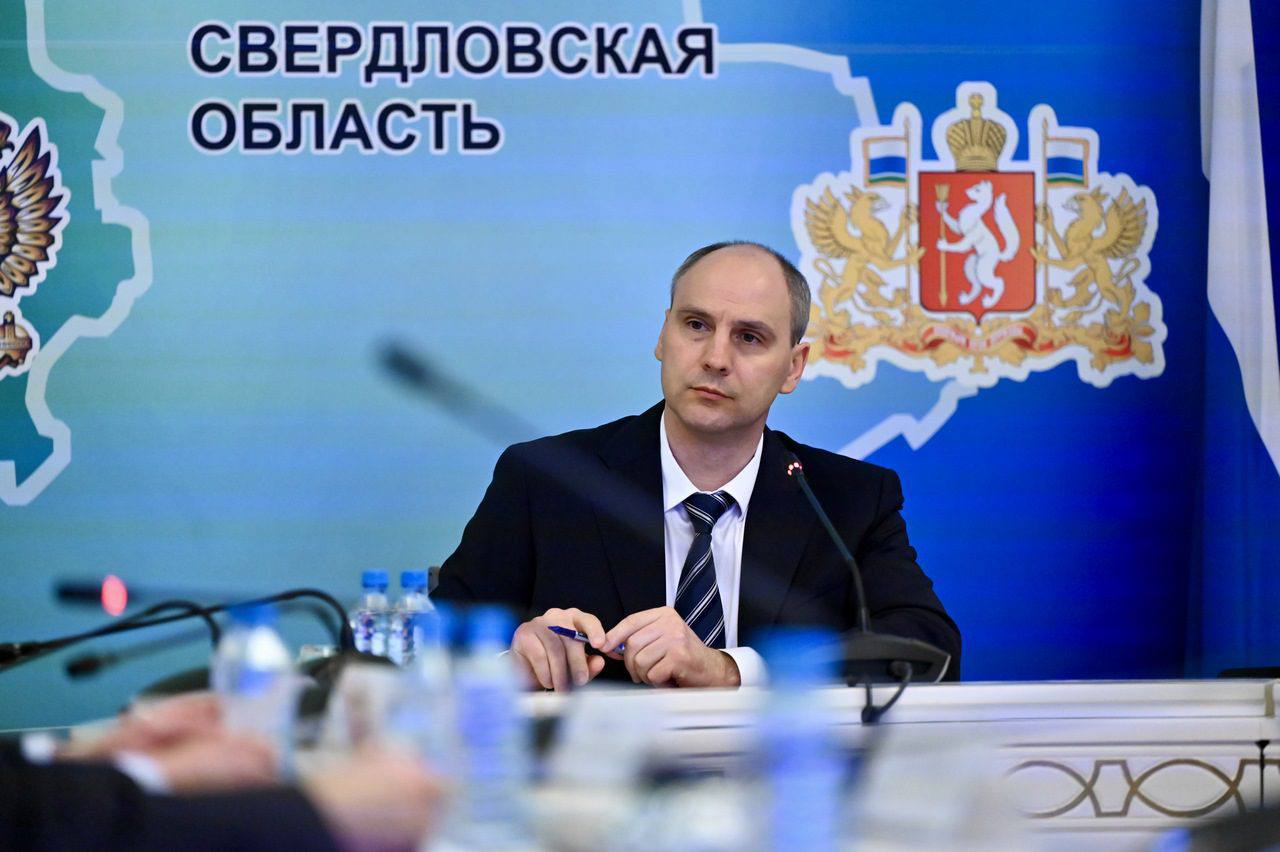 Ход реализации проекта «Формирование комфортной городской среды» обсудили 20 мая на заседании межведомственной комиссии Свердловской области. Глава региона Денис Паслер заслушал глав муниципалитетов, где подрядчики еще не приступили к благоустройству территорий, выбранных жителями в ходе рейтингового голосования в 2024 году. Денис Паслер поручил главам усилить контроль за реализацией проектов ФКГС и подчеркнул, что в случае несоблюдения сроков реализации проектов, выбранных жителями в прошлом году, выделенные средства у недобросовестных муниципалитетов будут изъяты и направлены на другие территории. Подробнее читайте на сайте «Областной газеты». департамент информационной политики Свердловской области Подписаться на «ОГ» Прислать новость Поддержать канал