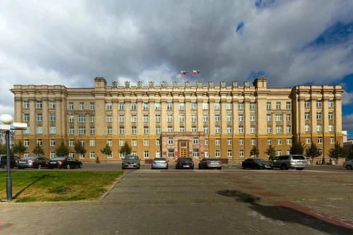Правительство выделит более 200 млн рублей на поддержку жителей Белгородской области и организаций сферы ЖКХ Курской области Более 60 миллионов рублей направят на выплаты жителям Белгородской области которые полностью потеряли имущество первой необходимости выплаты составят свыше 156 тысяч рублей на человека Для Курской области предусмотрели 150 5 миллионов рублей для поддержки не менее 25 организаций предоставляющих жилищно коммунальные услуги В Курской области с августа 2024 года действует особый режим который отменил начисление платы за жильё и коммунальные услуги для некоторых территорий Выделенные средства обеспечат устойчивость региональных организаций ЖКХ и позволят им продолжить предоставление услуг гражданам и предприятиям