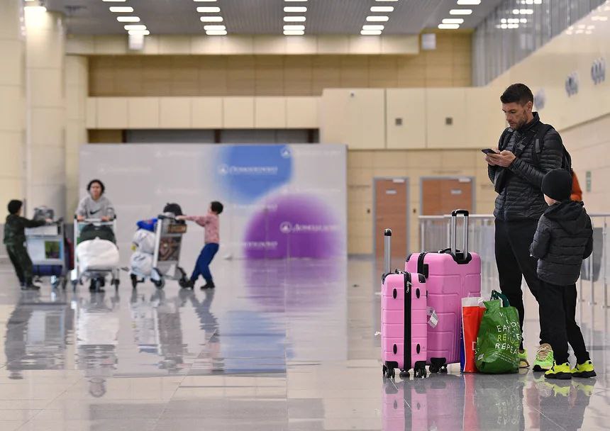 Общероссийское объединение пассажиров ООП обратилось в Минтранс с просьбой доработать правила оформления скидки в 50 на внутренние перелеты для детей распространив ее на полеты без сопровождения взрослых Об этом сообщает Коммерсант со ссылкой на письмо ООП от 9 января С начала 2025 года все авиакомпании предоставляют такую скидку пассажирам от 2 до 12 лет при наличии сопровождающего взрослого Но если ребенок летит один без родителя или опекуна билет приобретается без скидок Кроме того у большинства перевозчиков как правило дополнительно оплачивается услуга сопровождения сотрудником У Аэрофлота перелет пассажиров от 5 до 16 лет под наблюдением авиакомпании стоит 7 9 тыс руб на международных рейсах 130 Услугой обычно пользуются родители например при направлении ребенка к бабушке в другой город и в других случаях когда есть обстоятельства препятствующие вылету говорится в обращении ООП Поправка позволит большему количеству детей и родителей воспользоваться мерами господдержки и выровняет условия их предоставления подчеркивают в ООП Там также предложили рассмотреть возможность фиксации единой цены на услугу по сопровождению детей со стороны авиакомпаний и упрощения порядка ее получения Подписаться на PRO transport