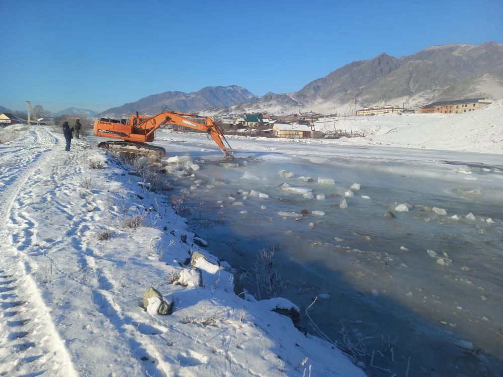 В Онгудае кипит работа карьерным экскаватором расчищают русло реки Урсул где начала подниматься вода из за затора чтобы избежать подтопления домов на улицах Набережная и Заречная Объявлен режим Повышенная готовность