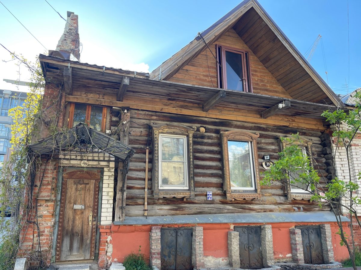 В Нижнем Новгороде восстановят историческое здание на Студёной. Это старинный дом № 39, который построили в середине XIX века под руководством титулярной советницы Олимпиады Кастальской. Проект восстановления поддержали Авито Услуги. Сегодня дом принадлежит архитектору-реставратору, бывшему доценту ННГАСУ Елене Кармазиной. Увы, с годами здание пришло в упадок и потеряло прежний богатый вид. Подпишись