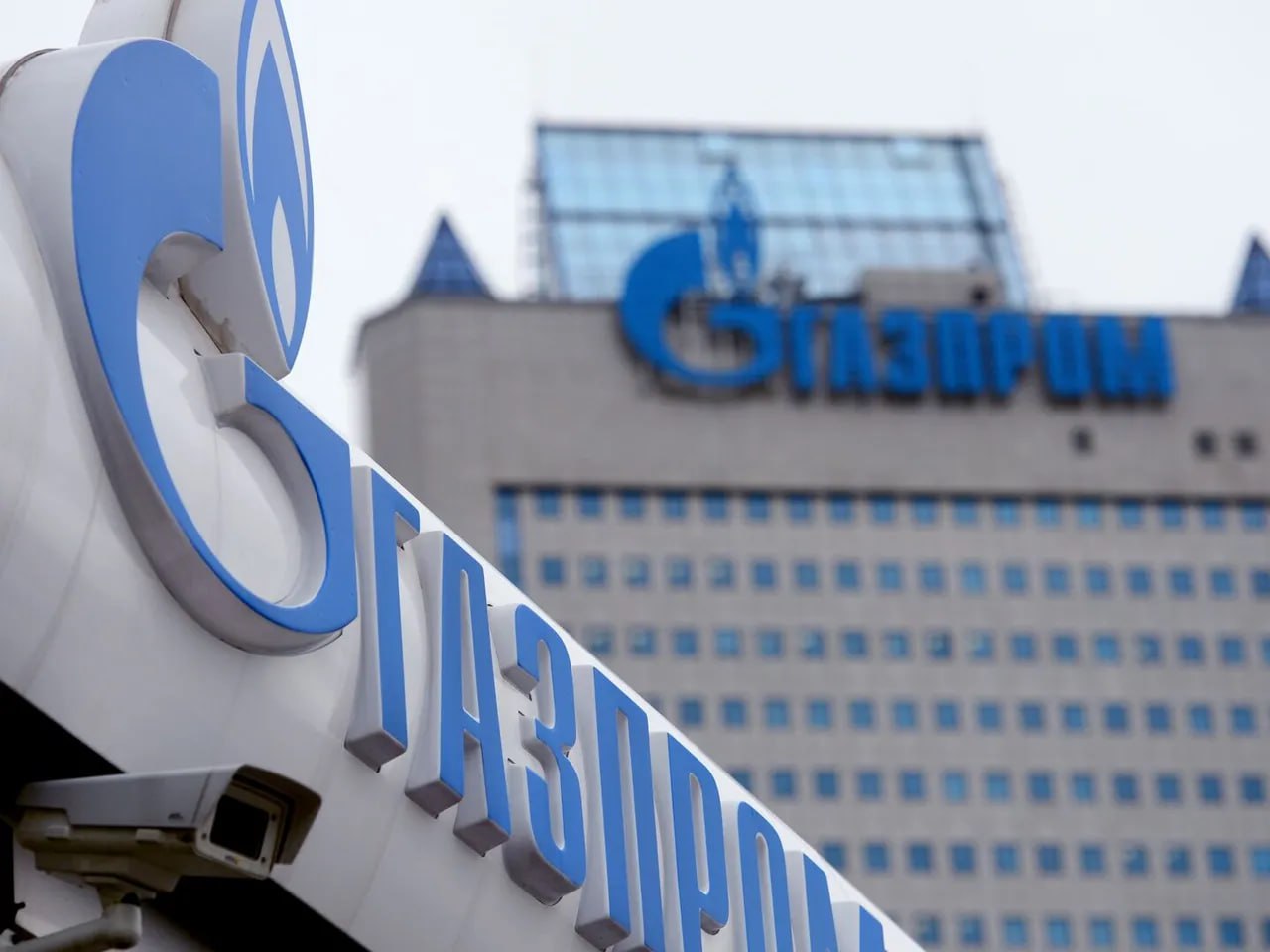 Газпром сократит инвестпрограмму на треть Если совсем точно на 31 9 или до 1 1 трлн рублей в 2025 году компания выделила на инвестиции 1 6 трлн Изначально правление одобрило сокращение ещё в конце декабря но совет директоров принял финальное решение только сейчас Правда позитив от совета директоров тоже есть как минимум бюджет этого года удалось исполнить без дефицита Руководство компании ожидает что EBITDA на конец года составит 2 8 трлн рублей консервативный план на следующий год 3 трлн Соотношение EBITDA к чистому долгу тоже осталось без изменений 1 8 столько же было по итогам 2024 года   Нефтебаза