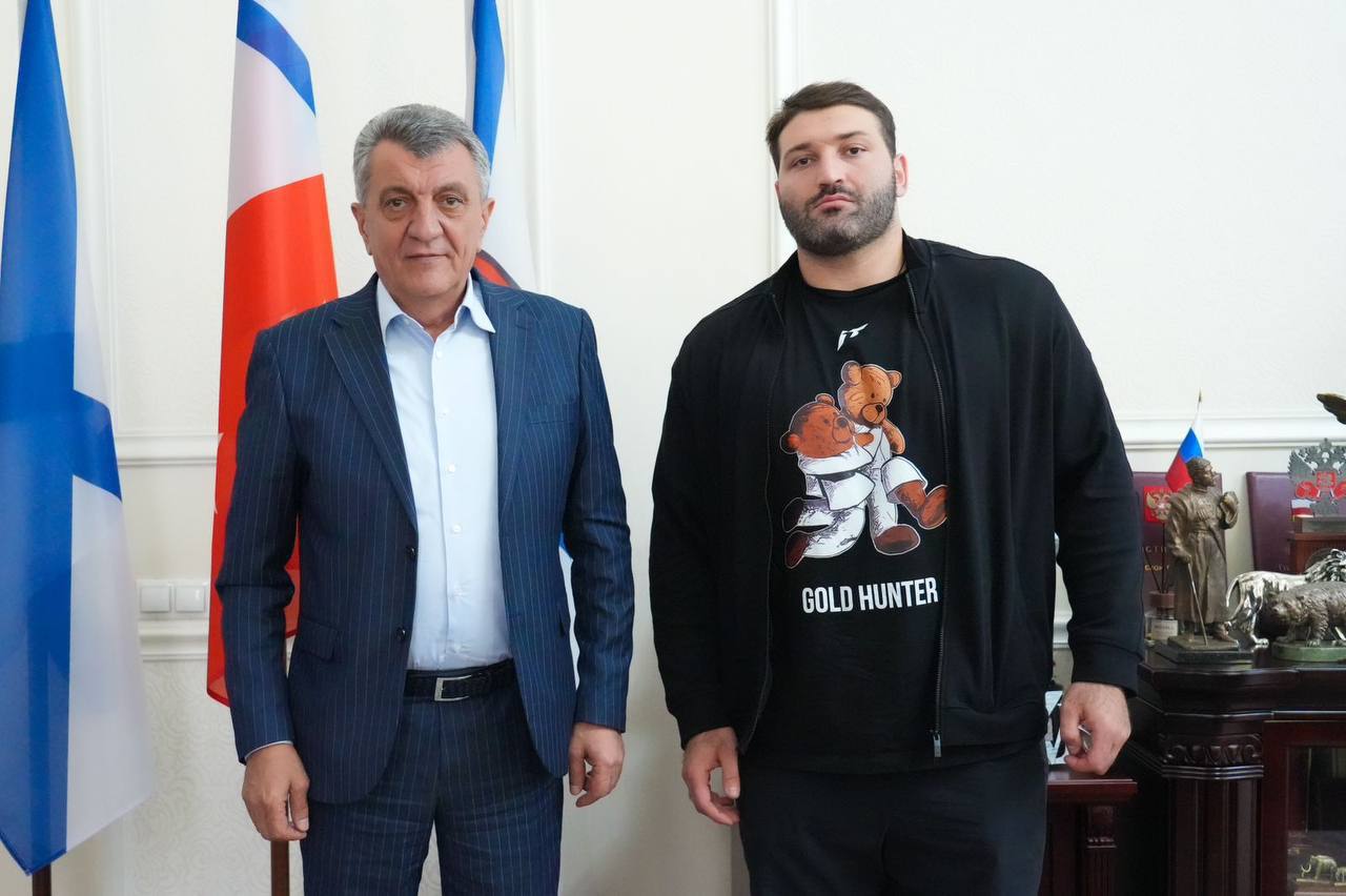 В Северную Осетию после триумфального выступления на чемпионате мира по дзюдо вернулся Инал Тасоев  Спортсмена, завоевавшего золотую медаль, тепло встретили в аэропорту. Особенно его ждали юные поклонники. Тасоев теперь двукратный чемпион мира по дзюдо!   После встречи в аэропорту Инал встретился с Главой РСО-Алания Сергеем Меняйло.   «Рад был его видеть. Горжусь нашим земляком! Уастырджийы фæдзæхст у!»,- написал Глава региона.