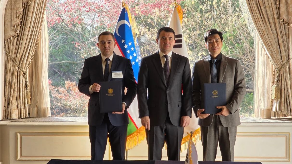 Узбекистан совместно с Южной Кореей готовится к выпуску гуманоидных роботов В Сеуле в ходе визита делегации Узэлтехсаноат во главе с зампремьер министром Джамшидом Ходжаевым состоялась встреча с представителями южнокорейской компании ROBOTIS где были обсуждены новые направления сотрудничества с корейскими партнёрами Одним из главных результатов встречи стало подписание меморандума о взаимопонимании предполагающего выделение для производства участка площадью 66 000 кв м в Ташкенте производство гуманоидных роботов создание необходимой технологической и производственной инфраструктуры подготовку квалифицированных кадров для развития новой высокотехнологичной отрасли ℹ Robotis ведущая южнокорейская компания в области робототехники хорошо известная своими образовательными и промышленными роботами а также популярными интеллектуальными актуаторами Dynamixel Она действительно обладает большим опытом и портфелем реализованных проектов а ее решения востребованы во всем мире Хотелось бы верить что партнёрство с Robotis действительно станет отправной точкой для формирования национальной робототехнической отрасли так как направление очень перспективно Вместе с этим необходимо понимать что для развития робототехники нужна полноценная экосистема в виде инженерных школ программы подготовки и переподготовки специалистов современные исследовательские лаборатории стабильные источники финансирования К сожалению несмотря на стремление продвигаться в сфере ИИ и высоких технологий в стране всё ещё нет сформированной образовательной и промышленной инфраструктуры которая могла бы покрыть даже основные потребности в области робототехники Однако надеемся что проект не станет лишь оберткой а запустит новые процессы для развития страны Узбекистан Южная Корея ExpressAsia