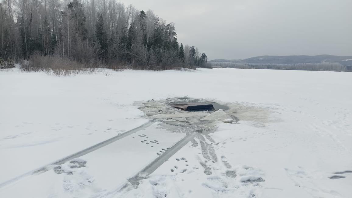 18 января на Аргазинском водохранилище «Нива» провалилась под лед. Водитель и пассажир успели выйти из машины и не пострадали.   Пока спасатели предупреждают, что выходить на лед сейчас опасно из-за высоких температур, некоторые решают проверить судьбу и выехать туда на машинах.