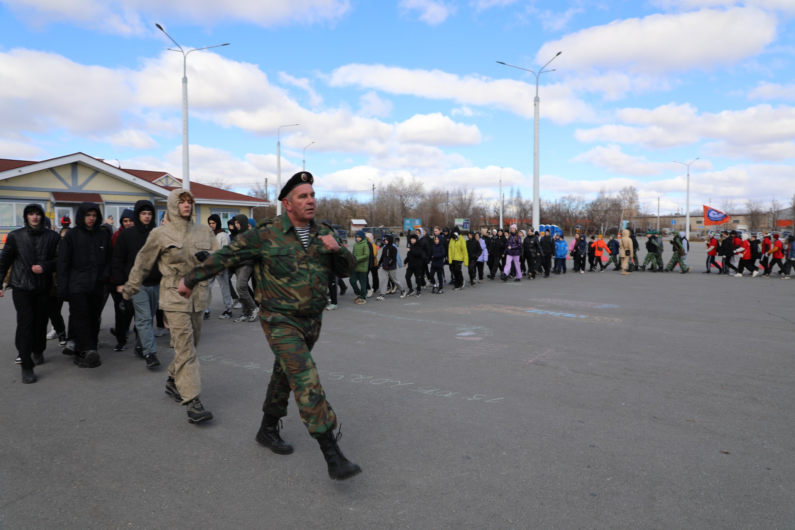 В Магнитогорске состоялся муниципальный этап военно-патриотической игры «Зарница 2.0»    В Экологическом парке собрались 24 команды, в состав которых вошли обучающиеся школ и профессиональных учебных заведений. Встретились они, чтобы продемонстрировать навыки начальной военной подготовки, а также проникнуться духом патриотизма.  Мероприятие традиционно началось с парада команд, подъема флага Российской Федерации и исполнения гимна страны.    С приветственным словом обратилась к собравшимся заместитель начальника управления образования администрации Магнитогорска Елена Лаптева: «Мы очень рады вас приветствовать, вы большие молодцы, никакая погода не помешает нам провести достойно эти мероприятия, ведь у защитников Отечества нет хорошей или плохой погоды. В любую погоду Родину нужно защищать, Родину нужно любить и нужно отстаивать права и обязанности своего государства. Многие направления – это командная работа. То как вы сработаете, покажет, как вы умеете отстаивать честь вашей организации».  Не обошлось, конечно же, без троекратного «Ура!» в преддверии старта.  Команды получили маршрутные листы и отправились на испытания. В программе соревнований: представление команды, смотр специальной техники, оказание первой медицинской помощи, сборка-разборка автомата Калашникова, строевая подготовка и другие этапы.  Команды, показавшие лучшие результаты, будут представлять Магнитогорск на следующих этапах игры.