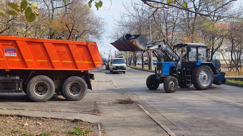 Более ста тысяч автомобильных покрышек вывезли во Владивостоке в этом году.    Суммарно это почти 986 тонн.   Сейчас работа по вывозу шин продолжается ежедневно. К примеру, на этой неделе свалки ликвидировали на улицах Приморской, Надибаидзе, Назимова, Луговой, Баляева, Шилкинской, Шуйской и других территориях.   Горожан просят не устраивать свалки и утилизировать покрышки только в предназначенных для этого местах.   Переработанные шины приобретают вторую жизнь в качестве покрытий для детских и спортивных площадок.    Ознакомиться с адресами, где в городе принимают отработанные автопокрышки, можно по ссылке.  #ВывозШин