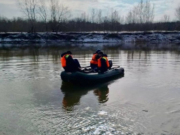 В Волгоградской области уже почти два месяца ищут пропавшего рыбака  Водолазы Урюпинского поисково-спасательного подразделения почти два месяца продолжают поиски пропавшего рыбака на реке Хопер.  Как сообщили Волжский.ру в ГКУ «Служба спасения», 68-летний мужчина уехал на рыбалку еще 27 января и не вернулся. О пропаже отца в полицию заявил сын рыбака. Позже его рюкзак и рыболовные снасти нашли на берегу реки в 5 км от хутора Петровский Урюпинского района.  Предположительно, хуторянин мог провалиться под дел и утонуть. Однако его тело водолазы не могут обнаружить до сих пор.   Подробнее на Волжский.ру: