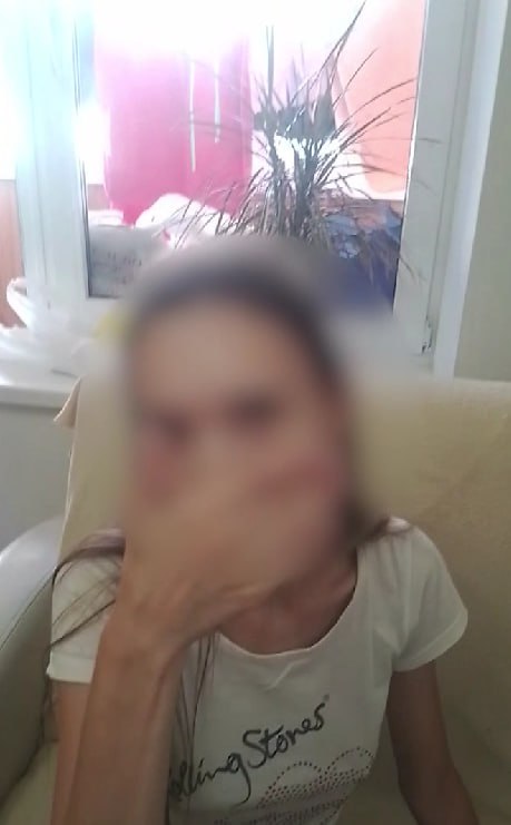 В Чебоксарах накрыли притон с шалавами Дана, Кира, Лия, Эля — псевдонимы вебкам-моделей из чувашских деревень. Девушки в возрасте 18-20 лет занимались интернет-проституцией в одной из съёмных квартир города Чебоксары. До момента пока притон не накрыли сотрудники Управления уголовного розыска МВД по Чувашии. «Следственным управлением МВД по Республике Чувашия возбуждено уголовное дело по признакам преступления, предусмотренного п. «а», «б» ч. 3 ст. 242 УК РФ за незаконные изготовление и оборот порнографических материалов», — сообщают в пресс-службе МВД по Чувашии. В конце 2023 года, ранее несудимый 31-летний житель города Чебоксары, организовал в съёмной квартире деятельность студии, где проводили видеосеансы и за оплату выполняли интимные пожелания клиентов. Во время обыска в импровизированной студии, а также по месту проживания организатора, нашли лубриканты и сексуальные игрушки, видеооборудование для стримов и записи интимных трансляций, а также наличные денежные средства в размере 250 тысяч рублей, которые выводили посредством криптокошельков. Организатору незаконного бизнеса на момент следствия избрана мера пресечения в виде заключения под стражу сроком на 2 месяца, его «работницы» отпущены под подписку о невыезде и надлежащем поведении. Всего в качестве моделей работали семь девушек в возрасте от 18 до 20 лет, которые искали подработку в мессенджерах, а собеседование проходили прямо на улице. «Специфику работы они узнавали непосредственно при личной встрече», — рассказывают полицейские.
