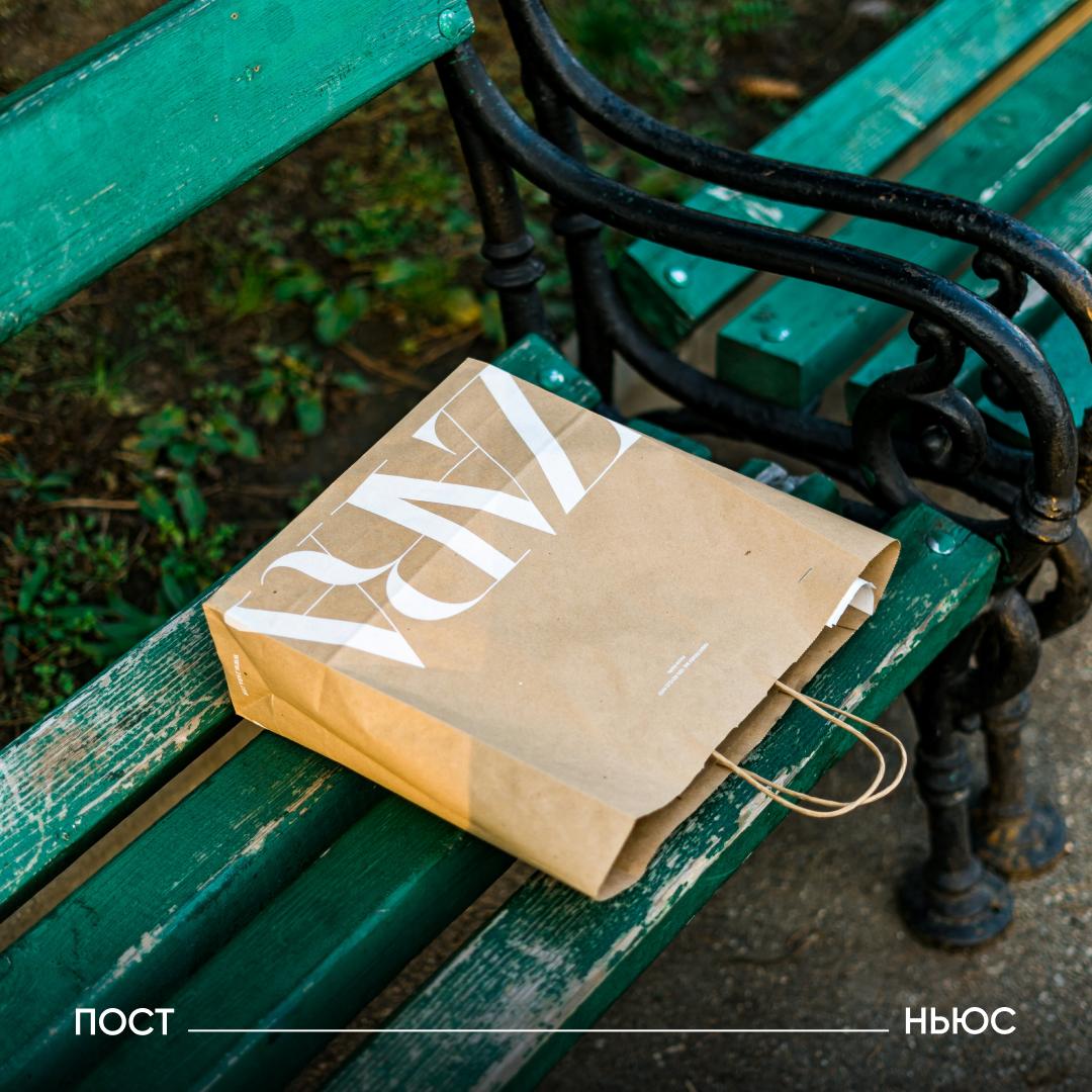 Владелец Zara опроверг причастность к продаже одежды бренда в России Товары Zara Bershka Massimo Dutti Stradivarius и других марок Inditex появились в офлайн магазинах российской сети Твое При этом в Inditex заявили что не имеют отношения к этим поставкам В свою очередь Твое в разговоре с FT сказали что не могут раскрывать детали своих контрактов и подчеркнули что не имеют прямых договоров с Inditex Похоже что появление товаров Zara Bershka и других брендов Inditex в магазинах Твое работа параллельного импорта Что думаете классно что еще можно купить зарубежные бренды про эту Zara уже все давно забыли а оригинал ли там вообще продают Подписывайтесь на PostNews в MAX