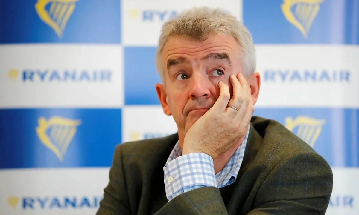О Лири Wizz Air и airBaltic могут не пережить зиму Глава Ryanair Майкл О Лири в интервью итальянской Il Sole 24 Ore предсказал что две крупные европейские авиакомпании могут обанкротиться до конца зимы из за топливного кризиса и назвал имена Если нефть останется на этих уровнях две три европейские авиакомпании в октябре или ноябре могут обанкротиться Например Wizz Air которая хочет подать на меня в суд но не успеет и airBaltic Это хорошо для нашего бизнеса будет меньше конкурентов По словам О Лири только в этом месяце Ryanair потратил дополнительные 50 млн на авиатопливо и основной удар ещё впереди Дефицит топлива может проявиться уже в мае на фоне напряжённости на Ближнем Востоке и блокировки Ормузского пролива Ключевой аргумент О Лири хеджирование Ryanair заранее зафиксировал 80 потребности в топливе по 67 за баррель до марта следующего года Оставшиеся 20 закупаются по рыночной цене которая уже превысила 150 за баррель По его данным Wizz Air и airBaltic свои объёмы не хеджировали и могут исчерпать резервы к четвёртому кварталу Wizz Air отреагировала резко у компании устойчивая финансовая структура а текущей ликвидности хватит минимум на 18 месяцев В авиакомпании подчеркнули что сохраняют надёжные отношения с лизингодателями и производителями что позволяет продолжать операционную деятельность без перебоев У airBaltic ситуация сложнее S P Global недавно понизило кредитный рейтинг латвийского перевозчика несмотря на краткосрочный кредит от правительства Латвии Авиакомпания испытывает трудности с обслуживанием краткосрочных обязательств и её будущее зависит от способности реструктурировать долг Акции самого Ryanair также снизились с 35 до 25 с начала ближневосточного конфликта При этом парк в 648 бортов и план перевезти 216 млн пассажиров в текущем году обеспечивают ирландскому перевозчику большую уверенность на фоне нестабильной обстановки FlightMode
