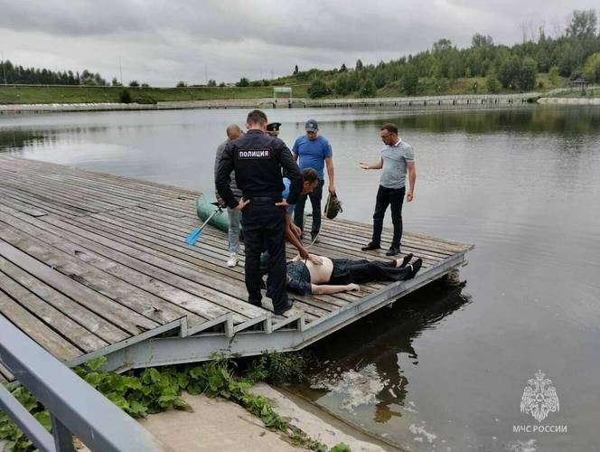 В пруду села Актаныш обнаружено тело 60-летнего мужчины Сегодня в Актанышском районе в местном пруду села Актаныш было обнаружено тело мужчины 60 лет. По информации Главного управления МЧС России по Республике Татарстан, прибывшие на место происшествия сотрудники пожарной службы извлекли тело погибшего с поверхности воды. Мужчина находился на расстоянии около 10 метров от берега. В настоящее время обстоятельства и причина происшествия устанавливаются. По предварительным данным, мужчина мог упасть в воду с берега. Специалисты отмечают, что купание в данном водоеме запрещено, о чем свидетельствуют установленные в этом месте запрещающие аншлаги. Подписаться Сообщить новость