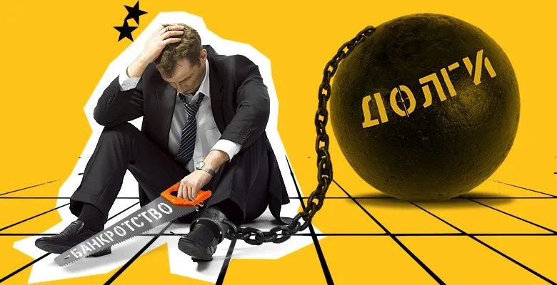 ВТБ запускает процедуру банкротства нефтяной группы First Oil Размер долга перед банком почти 6 млрд рублей Речь идёт о компаниях Печоранефтегаз Тарховское Косьюнефть Динью Западно Новомолодежное и ЦНПСЭИ Основной заёмщик Печоранефтегаз на конец 2024 года задолженность по кредиту составляла 5 93 млрд руб Остальные структуры выступают поручителями First Oil работает в Коми и ХМАО Югре добывая до 500 тыс тонн нефти в год В 2024 году выручка составляла до 11 3 млрд руб но компания осталась убыточной 1 65 млрд руб Об этом пишет Коммерсантъ Эксперты отмечают что на бизнес повлияли сразу несколько факторов падение цен на сырьё в пандемию высокая ключевая ставка а также санкции против российской нефтяной отрасли Ограничения усложнили экспорт расчёты и доступ к финансированию усилив долговое давление бизнес последствиясанкций