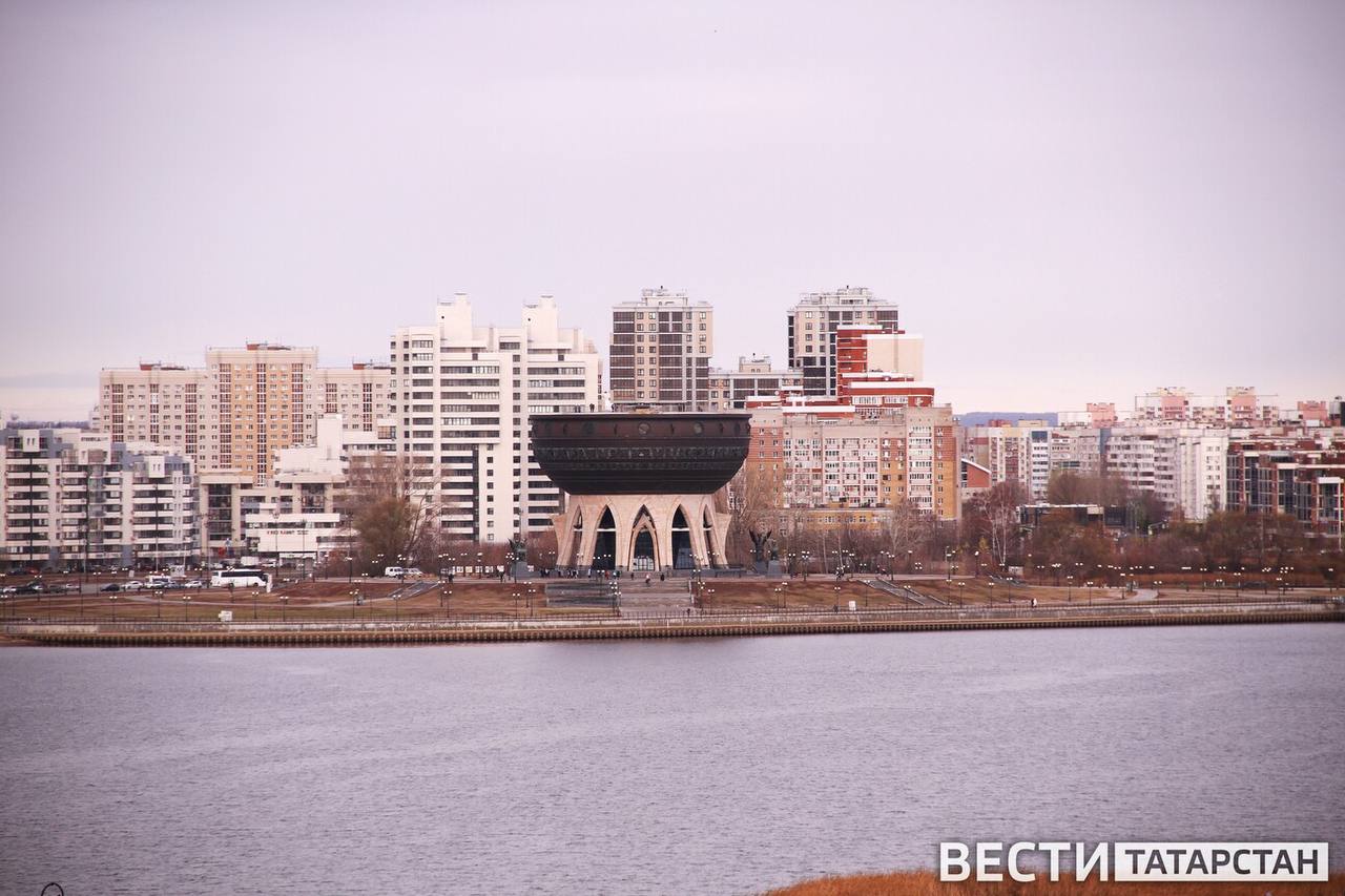 В Татарстане за прошлый год зарегистрировано более 23,6 тыс. браков  В Татарстане за прошлый год было зарегистрировано более 23,600 браков. Об этом сообщила сегодня на пресс-конференции начальник Управления ЗАГС Кабмина РТ и региональный координатор федерального партийного проекта «Крепкая семья» Эльвира Ахметова.  По словам Ахметовой, Татарстан занимает одно из ведущих мест в Приволжском федеральном округе по количеству зарегистрированных браков, а также отмечается низкий уровень разводов в республике.  Она подчеркнула, что многие пары стремятся выбирать для регистрации своих браков красивые даты, веря, что это окажет положительное влияние на их совместную жизнь.   Подписаться   Сообщить новость
