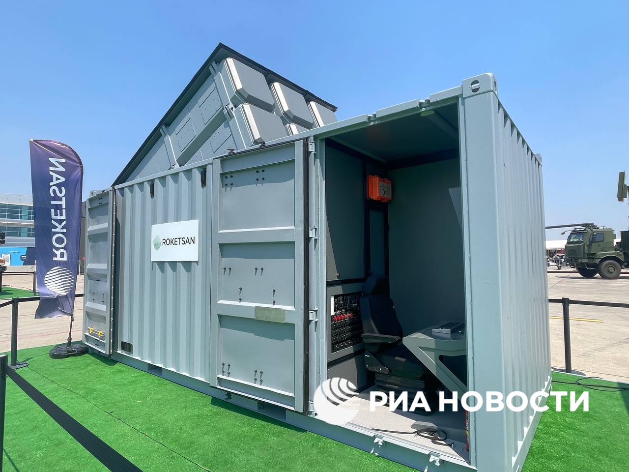 Турецкая Roketsan представила на международной оборонной выставке IDEF в Стамбуле систему запуска ракет, замаскированную под обычный грузовой контейнер, передает корреспондент РИА Новости. Из контейнера длиной в 6 или 12 метров предполагается запуск сразу 6 крылатых ракет "земля - земля" Kara Atmaca дальностью до 300 км. В контейнере расположен и пункт управления запуском. / Все наши каналы