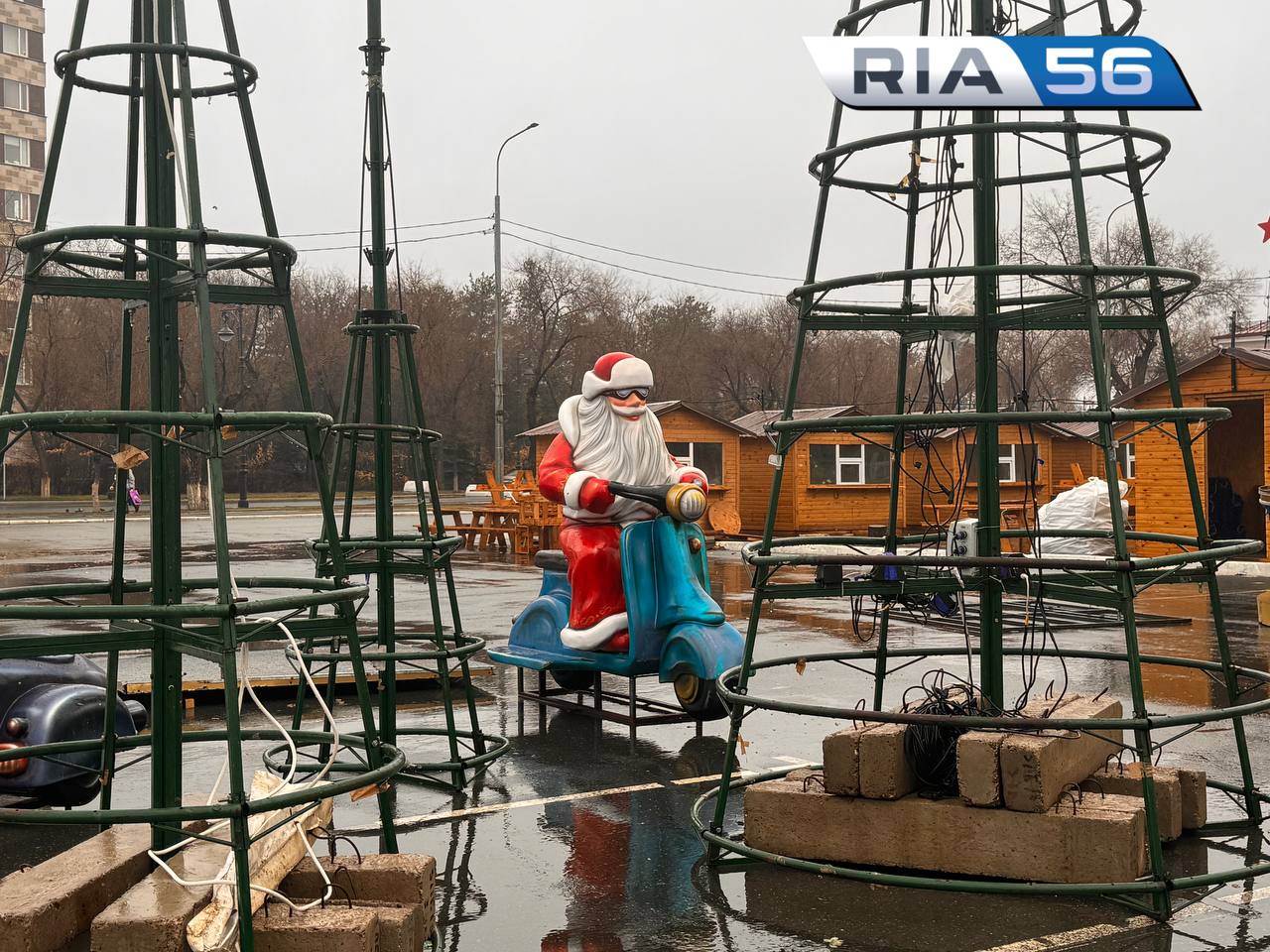 РИА56 До открытия Новогоднего городка в Оренбурге остался месяц На площади Ленина уже смонтированы деревянные домики маркета еды  Полным ходом идёт сборка кареты фонаря самовара елочного шара арт объектов в форме смайликов а также фотозоны из цифр наступающего года в виде тоннеля В сквере у Дома Советов уже собраны каркасы для будущих елок Скоро появится и сам наряд Осталось дождаться снега Новогодний городок распахнёт свои двери для оренбуржцев уже 21 декабря