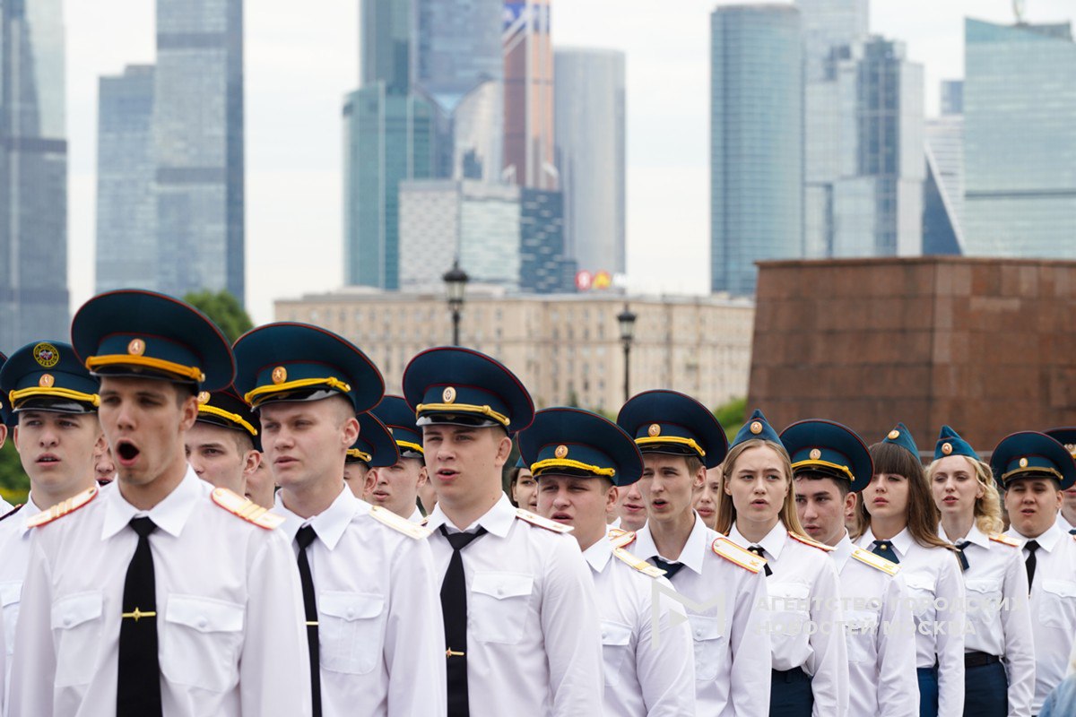Выпускникам Технического пожарно-спасательного колледжа имени Героя РФ Владимира Максимчука торжественно вручили дипломы у стен Музея Победы. «Москва»