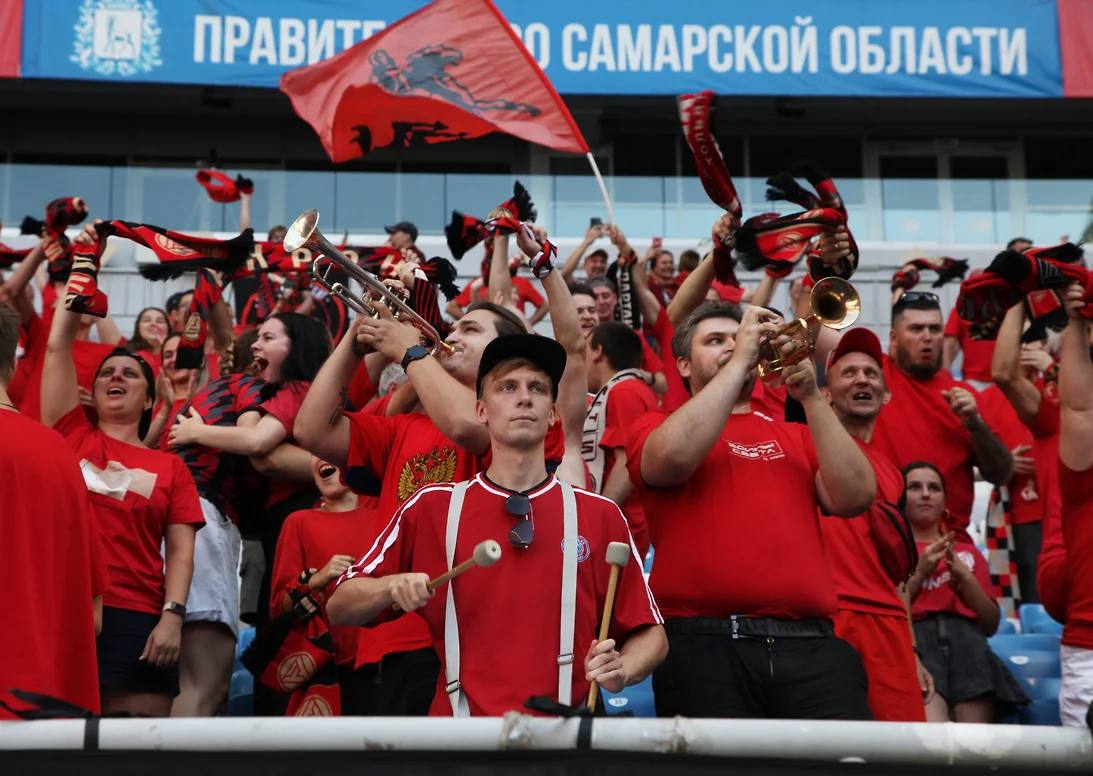 Матч Акрон Локомотив в Саранске посетили более 8500 зрителей Матч 13 го тура Российской премьер лиги РПЛ между тольяттинским Акроном и московским Локомотивом посетил 8531 зритель Встреча прошла на стадионе Мордовия Арена в Саранске и завершилась со счетом 1 1 Среди домашних матчей Акрона это третий показатель по численности зрителей в текущем сезоне Больше собрали только игры в Самаре против Крыльев Советов и московского Спартака Перенос игры на Мордовия Арену связан с подготовкой и проведением XIII Международного спортивного форума Россия спортивная держава который пройдет с 5 по 7 ноября в Самаре kommersant volga