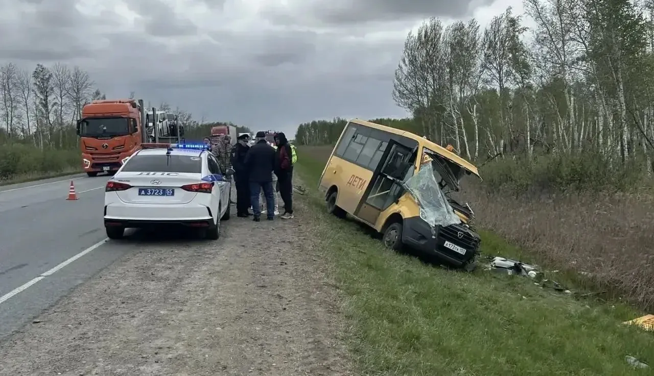 Автобус с детьми попал в ДТП в Омской области один ребенок погиб сообщил губернатор Хоценко Семь человек пострадали добавили в прокуратуре Подписаться на РИА Новости