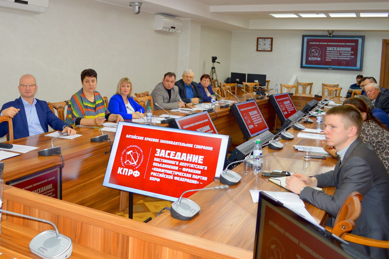 35-я сессия Алтайского краевого Законодательного Собрания пройдет 28 ноября.   Планируется рассмотреть 17 вопросов, из них 10 проектов краевых законов.  Основной вопрос в повестке дня – принятие краевого бюджета во втором чтении, то есть в окончательной редакции. Фракция КПРФ ко второму чтению направила 21 предложение, Минфин согласился только с одним – увеличить сумму ежегодной выплаты «Детям войны» до 5000 рублей. Еще 4–5 предложений частично удовлетворены краевым правительством.   Самый резонансный отказ от предложений КПРФ – невыделение краевым Минфином средств на ежемесячные дополнительные выплаты сотрудникам скорой медицинской помощи  30 тыс. руб. – врачам, среднему медперсоналу – 20 тыс. руб., младшему медперсоналу и водителям – 15 тыс. руб. .  В повестке дня также есть вопрос о внесении изменений в закон о транспортном налоге. Авторами законопроекта  губернатор и бюджетный комитет АКЗС  предлагается расширить круг льготников. Таким образом закон обретет ровно тот вид, что при внесении фракцией КПРФ в феврале этого года.   О том, как будут голосовать депутаты-коммунисты, станет ясно после заседания фракции КПРФ в АКЗС накануне сессии – 27 ноября. Для ответов на вопросы депутатов на заседание приглашены заместители председателя правительства Алтайского края Юрий Абдуллаев и Данил Ситников – министр финансов.