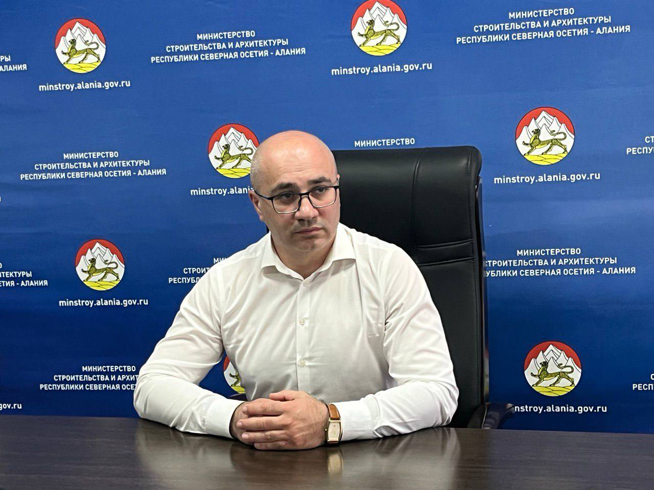Алан Кулумбегов освобожден от должности первого заместителя министра строительства и архитектуры.  Ирину Дзгоеву переназначили на должность заместителя министра сельского хозяйства.    Заместителем министра экономического развития республики назначен Марат Дзесов.  О кадровых изменениях стало известно на заседании правительства республики.