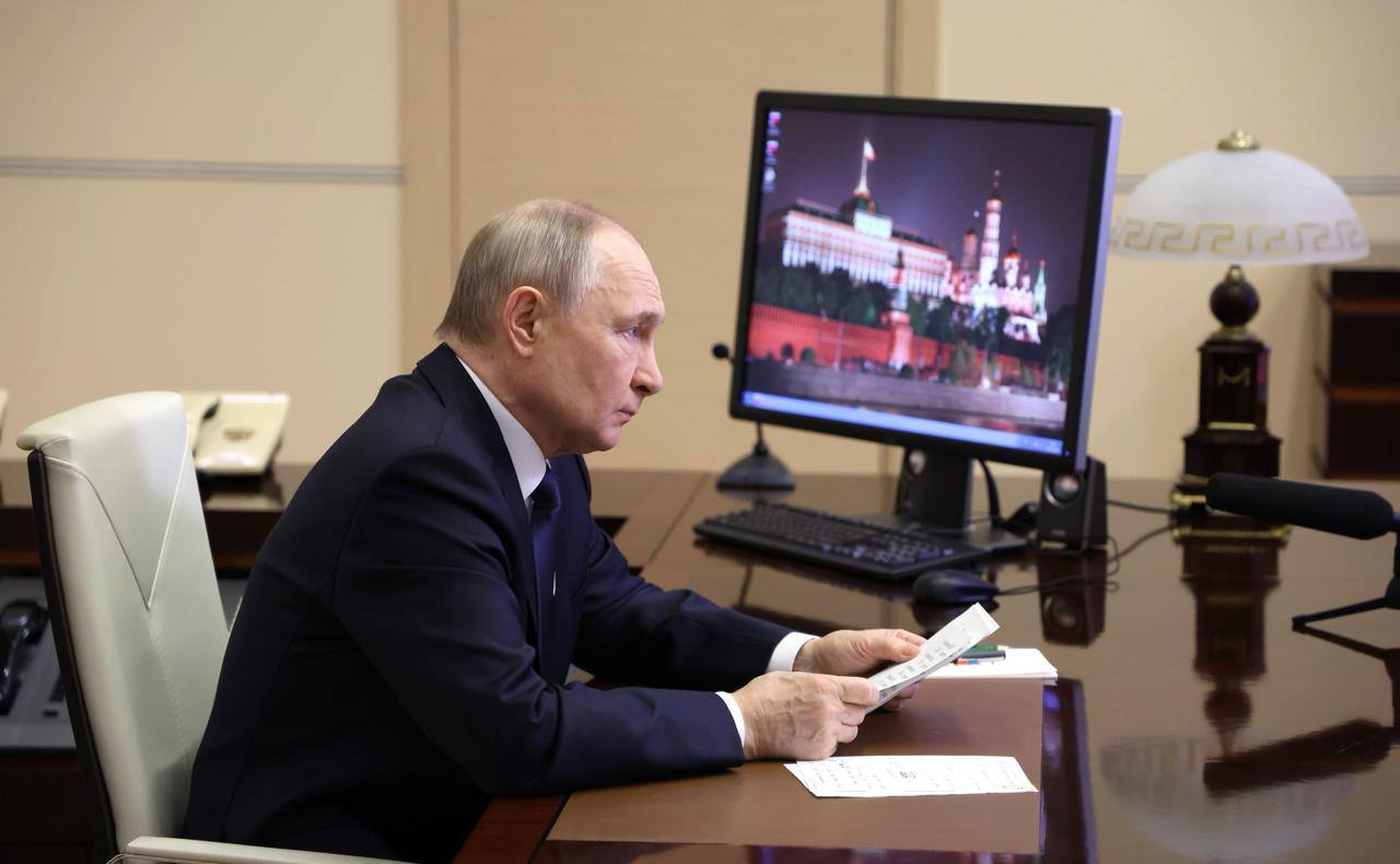 Путину до сих пор не сменили дырявую Windows XP на рабочем компьютере Он до сих пор пользуется операционной системой, поддержка которой прекратилась ещё 11 лет назад. Фото Путина из его рабочего кабинета с компьютером, на котором отображается рабочий стол Windows XP, регулярно появляются на сайте Kremlin.ru, одно из последних см. выше было опубликовано в конце апреля, когда тот встречался с главой Генштаба Валерием Герасимовым. Windows XP была выпущена ещё в 2001 году, Microsoft прекратила её поддержку в 2014-м, а последнее обновление безопасности для неё было выпущено в 2019-м. Таким образом, путинский компьютер подвержен уязвимостям, выявленным уже после окончания поддержки ОС. О том, что Путин пользуется древней операционной системой, издание «Открытые медиа» сообщало ещё в 2019 году. Однако с тех пор технические специалисты Кремля так и не удосужились поставить ему более современную и защищённую систему — ни импортозамещённую российскую хотя сам Путин регулярно требует заменять иностранное программное обеспечение российским , ни хотя бы иностранную. Причём, судя по фото экрана компьютера, Путин им пользуется: так, с главного экрана исчезла одна из иконок, которая была там некоторое время назад. Подписаться Прислать новость