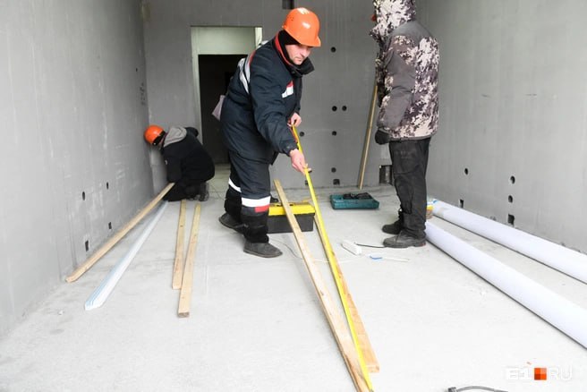 Студентам Промышленного колледжа энергетики и связи во Владивостоке действительно предстоит на полгода покинуть свои комнаты общежитии на улице Спиридонова Однако никто не планирует выселять детей на улицу руководство учебного заведения уже прорабатывает возможность найти временное жилье для иногородних учащихся По словам заместителя директора по воспитательной работе капитальный ремонт необходим для улучшения условий проживания детей Старое общежитие имеет трудности в своём существовании Мы хотим провести капитальный ремонт чтобы улучшить условия проживания детей и обеспечить их безопасность и здоровье подчеркнули в учебном заведении Родителям студентов уже разъяснили ситуацию Им предложили рассмотреть возможность временного проживания детей у родственников или знакомых Если же это невозможно колледж уже направил письма в другие учебные заведения города чтобы иногородние студенты могли получить место в их общежитиях на время ремонта Мы никого не бросаем и не выгоняем на улицу Если у родителей есть возможность устроить ребёнка временно к себе это прекрасно а если нет мы ищем альтернативные варианты в других учебных заведениях Работа ведётся постоянно мы держим связь с министерством и всеми соответствующими организациями заявили в администрации колледжа Все вопросы родителей будут рассматриваться на регулярных родительских собраниях а также через официальные каналы связи учебного заведения Следующее собрание планируется 13 декабря Подписаться