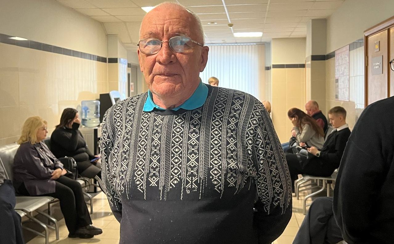 Тагильскому активисту из движения За новый социализм назначили принудительное лечение по обвинению в планах напасть на топ менеджеров Уралвагонзавода Центральный окружной суд в Екатеринбурге не стал выносить приговор активисту Андрею Фогелю Судья Александр Раицкий отправил его на принудительное лечение сообщило издание Public Press Фогелю вменяли часть 1 статьи 205 4 УК с применением части 1 статьи 30 УК покушение на создание террористического сообщества По версии следствия помимо нападения на топ менеджеров УВЗ Фогель планировал убийство начальника ОМВД Нижнего Тагила Ибрагима Абдулкадырова В конечном счёте согласно версии следователей Фогель планировал захват власти Сам активист в ходе суда назвал дело сфабрикованным он утверждал что его подставил знакомый Павел Сергиеня активист независимого профсоюза работников производственной и непроизводственной сфер УрФО Солидарность передававший по словам Фогеля записи разговоров с ним в ФСБ Во время обыска дома у Фогеля нашли коктейли Молотова По словам активиста их подбросили Сергиеня и военнослужащий Росгвардии Андрей Верезубов в январе 2024 года пришли к нему домой для бесед на политические темы а когда уходили забыли чёрный пакет который и обнаружили пришедшие вскоре силовики Также в суде Фогель заявлял что Сергиеня и Верезубов по своей инициативе устроили для него тренировку по метанию коктейлей Молотова в лесу Ни Сергиене ни Верезубову ни ещё одному приходившему на собрания в квартире фигуранту дела военному Александру Пукасу обвинений не предъявляли Ранее в Екатеринбурге уже рассматривали дело по террористической статье в котором обвиняемый заявлял о провокации и в котором фигурировал сотрудник Росгвардии это дело кришнаита и сторонника признанного экстремистcким движения граждан СССР запрещено в России Николая Юрьева из Новоуральска В момент задержания с Юрьевым было трое росгвардейцев которых в ходе суда он обвинил в подстрекательстве в частности он заявлял что один из росгвардейцев возил с собой бутылки с зажигательной смесью а второй предлагал их испытать В то уголовное дело сотрудники Росгвардии также были привлечены в качестве свидетелей обвинения им не предъявлялись несмотря на то что в машине росгвардейца перевозились коктейли Молотова Фото It s My City Телеграм канал ve4ved Поддержать Подписаться Прислать новость 18