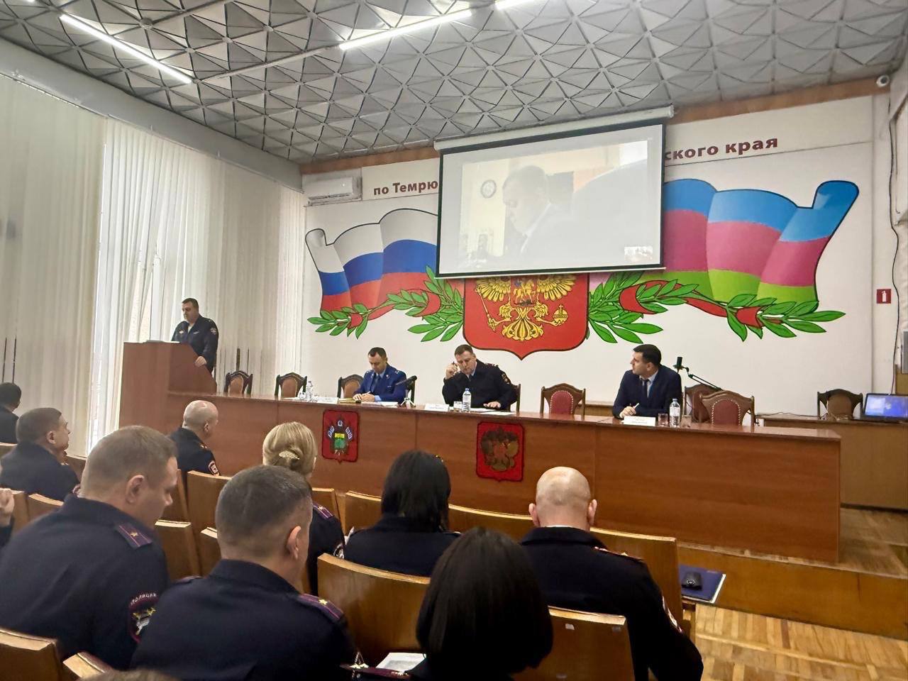 Прокурор района Роман Швецов принял участие в подведении итогов работы органа внутренних дел На совещании под председательством начальника ОМВД России по Темрюкскому району с участием представителя ГУ МВД России по краю руководства муниципалитета заслушаны доклады руководителей структурных подразделений отдела о проделанной в 2025 году работе по противодействию правонарушениям и обеспечению правопорядка на территории района а также проанализированы причины и условия имеющихся недостатков Прокурором района указано на ослабление мероприятий по профилактике преступлений двойной превенции повлекшее в то числе числе прост некоторых видов тяжких и особо тяжких преступлений а также необходимость дальнейшего улучшения раскрываемости и повышения качества доследственныхпроверок и расследования по уголовным делам Надзор за процессуальной деятельностью органа внутренних дел остается приоритетным в работе прокуратуры района в 2026 году