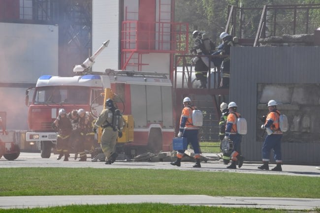 В Славяносербском районе произошел пожар в частном доме  Как сообщается в телеграм-канале МЧС ЛНР, прибыв на место пожара, спасатели установили, что горит гараж и постройка на частной территории, кроме того, огонь перекинулся на крышу дома.  Во время ликвидации пожара привлекалась газодымозащитная служба, которая установила, что пострадавших в результате случившегося не было.  Пожар был ликвидирован спустя три часа после вызова, удалось не допустить распространения огня на дом.