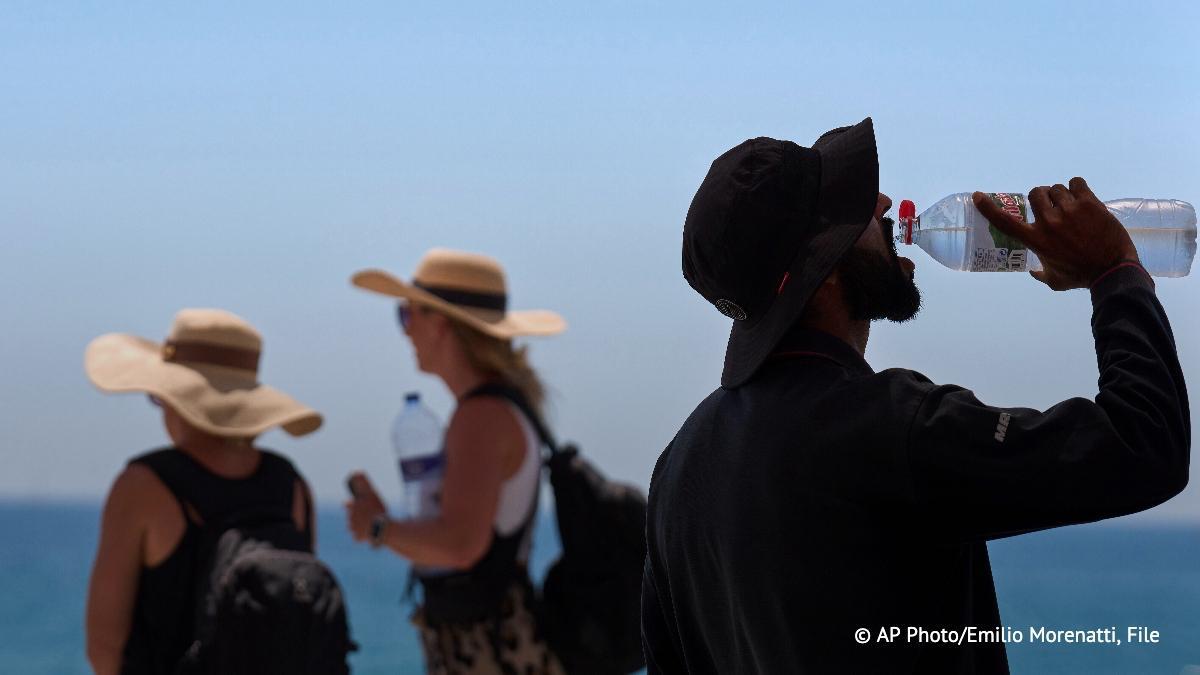 Глобальное потепление каждую минуту приводит к смерти одного человека говорится в докладе ВОЗ Как отмечается в исследовании выдержки из которого приводит The Guardian с 1990 х годов количество смертей вызванных жарой выросло на 23 Подпишись на ТАСС Наука