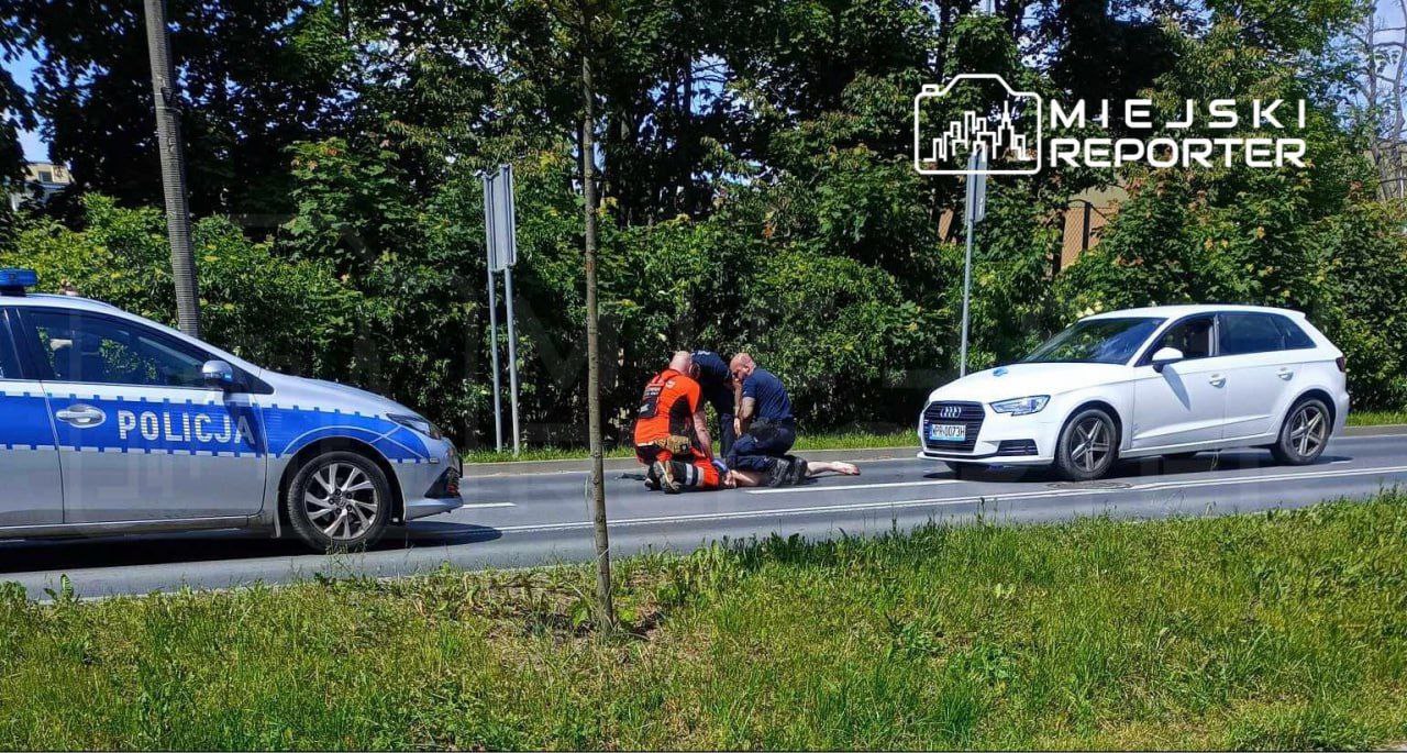 Голый украинец выпрыгнул с третьего этажа в Польше, после чего бегал по улице и бросился на автомобиль, — Miejski Reporter По словам очевидцев, мужчина вел себя неадекватно, кричал на прохожих, а затем запрыгнул на капот проезжавшего Audi, которым управляла женщина. Прибывшим на место происшествия полицейским пришлось насильно снять хулигана с капота, так как он не реагировал на приказы. После этого его передали медикам и доставили в больницу. НАШИ РЕСУРСЫ: Telegram Tik-tok YouTube RUTUBE
