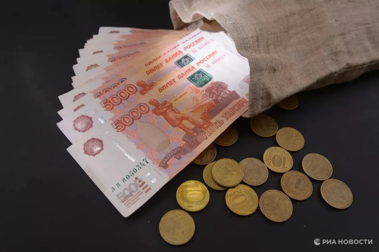 Доля рубля в расчетах со странами Азии за импорт оказалась на историческом максимуме Так этот показатель достиг 54 что является рекордом выяснило РИА Новости изучив данные Банка России При этом доля рубля в расчетах за поставки российских товаров на рынок Азии составила максимальные с декабря прошлого года 59 1 Подписаться на РИА Новости экономика