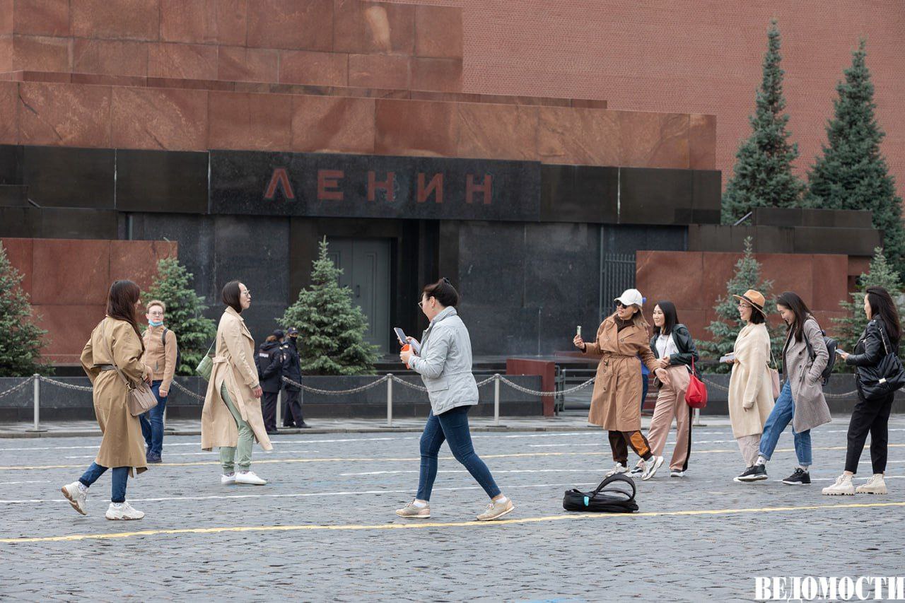 Минкультуры проведет реставрацию Мавзолея Ленина на Красной площади. Сумма контракта составила 19,6 млн рублей, следует из данных портала госзакупок. Контракт заключен с ГК «ЕКС». Согласно акту экспертизы Мавзолея, его техническое состояние оценено как «ограниченно работоспособное», а состояние кирпичных частей отдельных помещений как аварийное, «есть биопоражения на стенах из-за недостаточной вентиляции», обратило внимание «РИА Новости». Подпишитесь на «Ведомости»