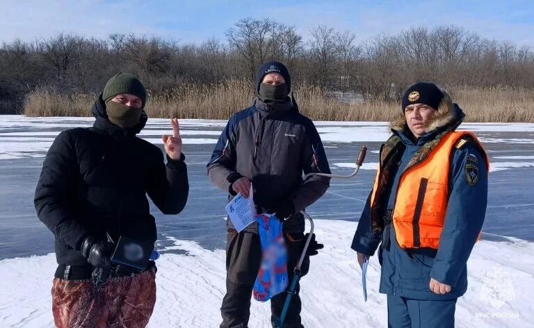 Сотрудники ГИМС провели профилактические рейды Безопасный лед в Запорожской области Инспекторы провели разъяснительную работу с рыбаками предупредив об опасности выхода на тонкий лед и необходимости соблюдения правил безопасности Были озвучены основные правила запрещено выходить на неокрепший лед и проверять его прочность ударом ноги