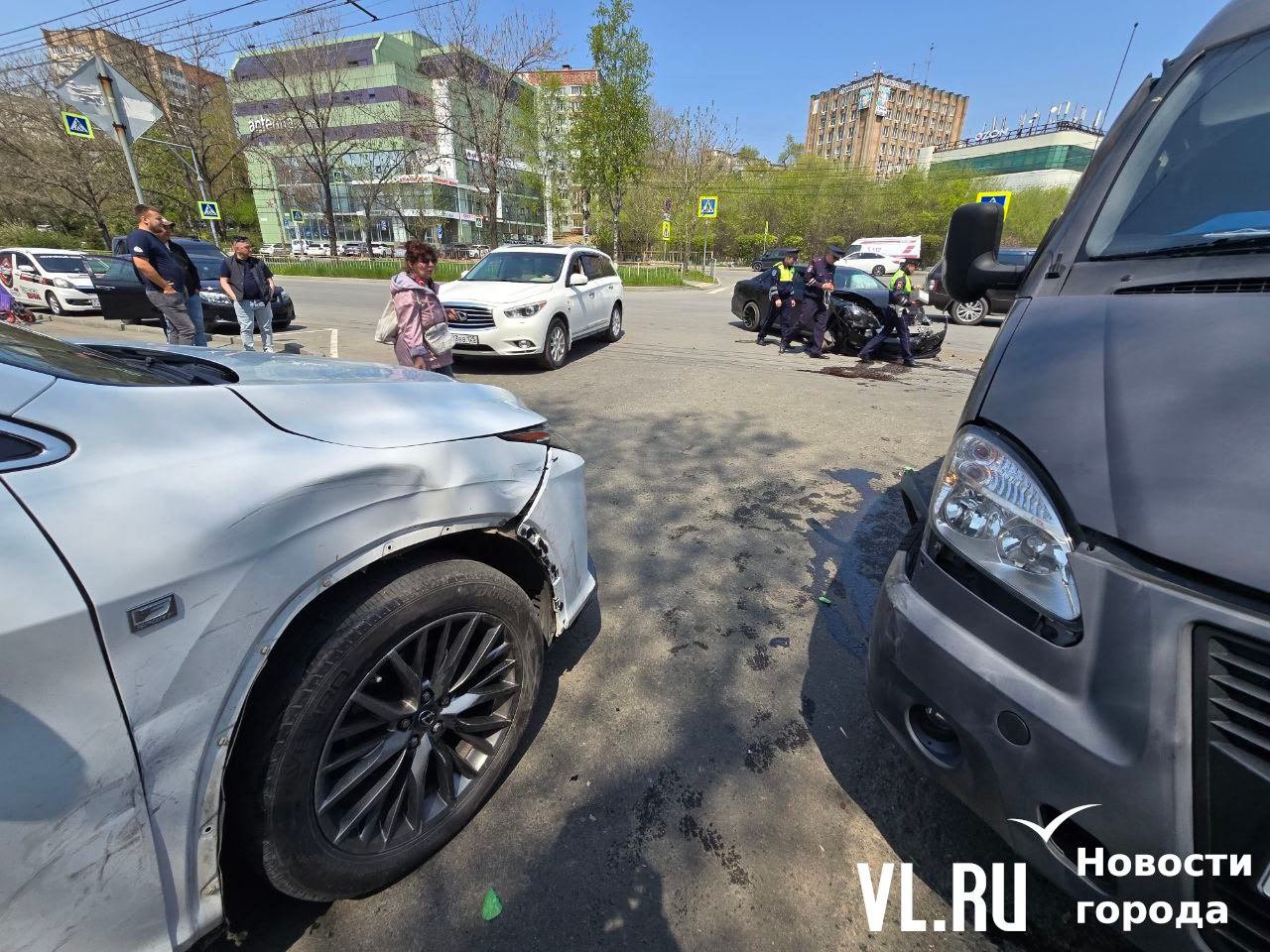 В районе Русской, 16 произошло ДТП с участием трёх автомобилей. На место аварии приехала скорая помощь. Как рассказывают очевидцы, пострадало два человека. В Toyota Crown сработали подушки безопасности. Предположительно, Toyota двигалась со стороны ТЦ «Дружба» и влетела в ГАЗ Соболь, который в свою очередь столкнулся с Lexus. На месте работают несколько экипажей ДПС. В разных машинах допрашивают всех участников аварии. Водитель Lexus говорит, что выезжал на улицу Русскую со стороны рыбного рынка. Из-за того, что за ним стояла другая машина, он не смог отъехать назад, когда в него въехала «Газель». Рулевой ГАЗ рассказал, что он разворачивался, в этом время как раз на переходе шли люди и движение остановилось, что позволяло безопасно совершить манёвр. Но завершить поворот не позволил чёрный Краун, который и въехал в «Газель».