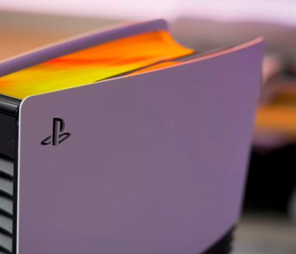 PS6 не будет полностью построена на базе RDNA 5 KeplerL2 Известный в узких кругах железячный инсайдер KeplerL2 сообщил что грядущая игровая консоль PlayStation 6 не будет использовать весь потенциал графической архитектуры AMD RDNA 5 В пример инсайдер приводит PS5 которая оснащается кастомизированным графическим процессором использующим технологии разного поколения