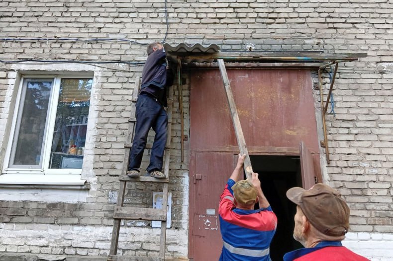 МУП «Жилфонд г. Свердловска»: итоги работы за неделю За прошедшую неделю июня были выполнены работы по замене трубы металлопластиковой ø20 участка стояка системы холодного водоснабжения – 6 м.п. по адресу: пер. Кожедуба д.7 п.3; и замена трассы холодного водоснабжения трубой ø32 – 22 метра в д.5 кв. 50 лет Октября. Работы были выполнены слесарями-сантехниками – 6 человек и одним электрогазосварщиком. «Выполнена прочистка внутренних канализационных систем в технических подпольях до смотровых канализационных колодцев – 730 м.п., а также произведена прочистка канализационных выходов из дома – 648 м.п. Всего задействовано 11 слесарей-сантехников санитарно-технической службы многоквартирных жилых домов, - сообщил директор МУП «Жилфонд Свердловска» Станислав Дунаевский. Подробнее читайте на САЙТЕ