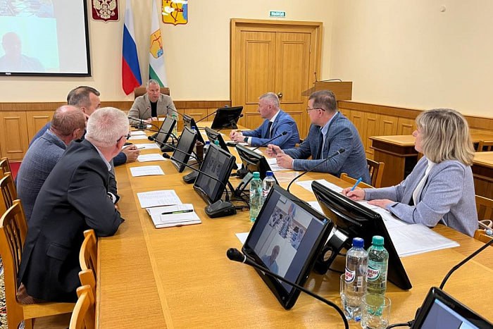 В Вятских Полянах восстановят порт и причальную инфраструктуру.  Ключевые шаги:  Уже в июне начнется дноуглубление Вятки у города  часть работ финансирует область .  Компания «Вектор» модернизирует порт: установит новый дебаркадер, восстановит берег и создаст пассажирскую зону.  Круизные операторы «Созвездие» и «Гама» планируют маршруты с заходом в Вятские Поляны.  В городе появится туристический информационный центр, продолжится благоустройство набережной.  — У Вятских Полян есть все шансы стать речными воротами Кировской области. Для этого сделано уже многое, но впереди еще немало задач, которые мы будем постепенно решать, — сказал первый зампредседателя правительства Алексей Жердев на совещании.