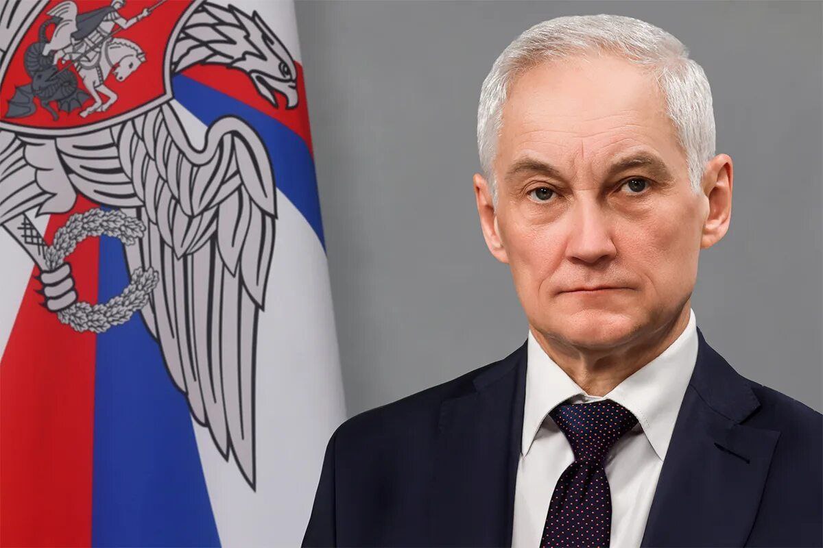 "Нам нужно поменять систему управления военным образованием. Сейчас побывал в Новосибирском училище. Это гордость наша вообще-то. Основная часть курсантов этого училища живет в палатках. При 35-градусных морозах, которые имеют место в Новосибирске. Вот до чего довели, вот наша система управления как работает. Материальная база в лучшем случае 20-летней давности. И без создания системы управления мы это не решим", - заявил министр обороны РФ Андрей Белоусов. Новосибирское ВВКУ в 2005 г. заканчивал дважды Герой России Михаил Гудков.