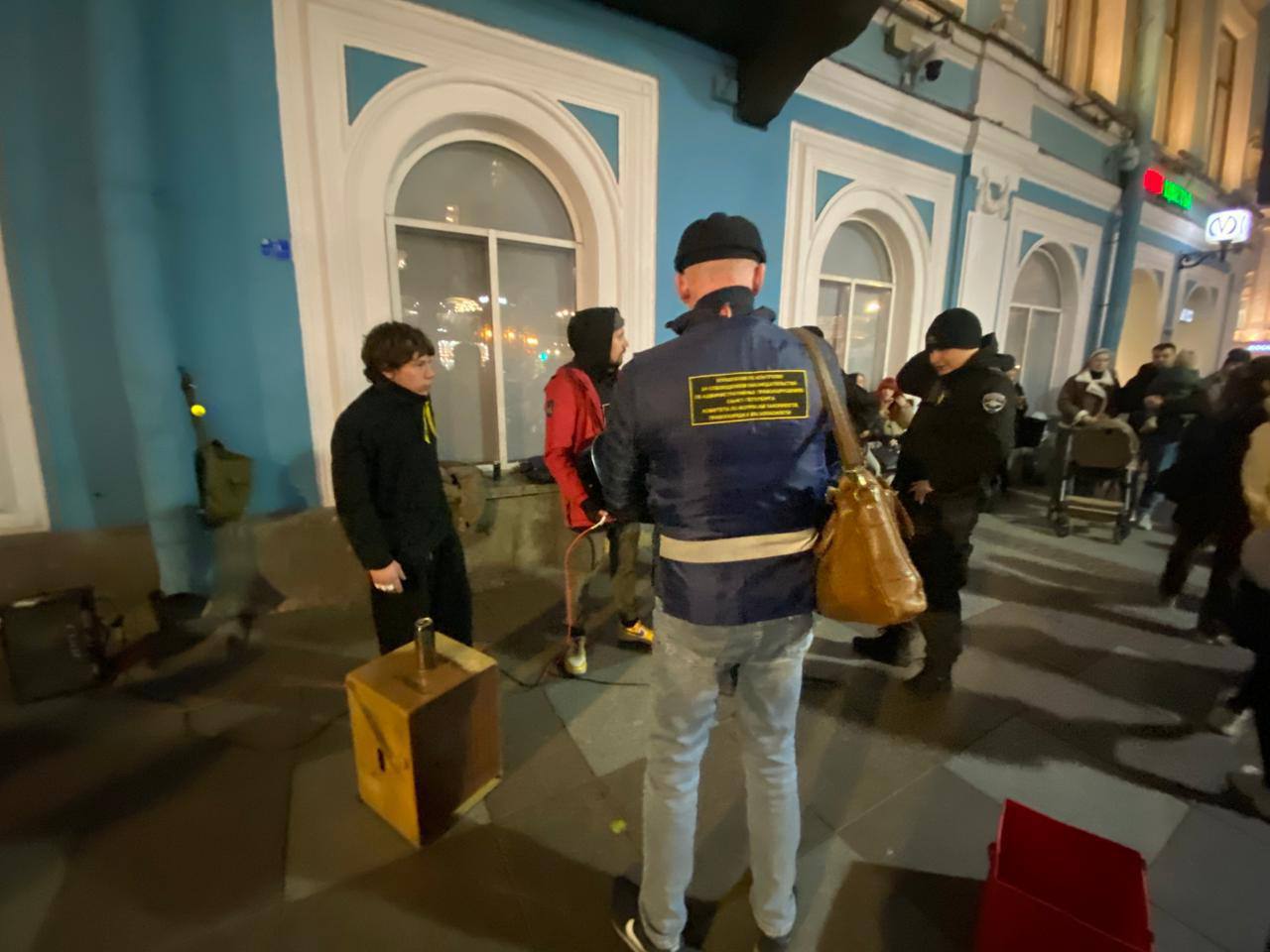 Чиновники вместе с полицией провели рейд по уличным музыкантам в Петербурге у 23 групп отобрали усилители звука и инструменты В Смольном назвали их орудиями правонарушения После истории с уличной группой Стоптайм которая исполняла песни иноагентов после жалоб депутатов и общественников музыкантов арестовали за дискредитацию армии и незаконные концерты в Смольном организовали рейд по проверке законности выступлений в центре города Как сообщили в комитете по законности с 20 по 31 октября чиновники вместе с полицией прошли по местам где традиционно проходят уличные представления и акции И в итоге составили 23 протокола об административных правонарушениях предусмотренных статьей 8 6 2 Закона нарушение порядка проведения и требований к проведению уличных выступлений в Санкт Петербурге Гражданам по этой статье грозит штраф до 5 тысяч рублей Как подчёркивают чиновники особое внимание уделялось соблюдению правил по уровню шума К нарушителям применялась обеспечительная мера изъятие орудий и предметов совершения административных правонарушений говорится в пресс релизе комитета по законности Там впрочем уверяют что проводят такие рейды регулярно