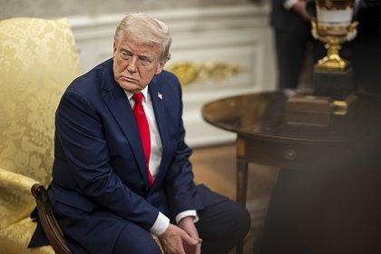 Трамп приказал ввести стопроцентные пошлины на все иностранные фильмы Президент США Дональд Трамп приказал ввести стопроцентные пошлины на все иностранные фильмы, поступающие в Соединенные Штаты. Об этом он написал в соцсети Truth Social. Глава Белого дома дал полномочия американскому Министерству торговли и торговому представителю обложить пошлиной любые фильмы, произведенные за рубежом. Свое решение политик объяснил тем, что различные страны прилагают усилия, чтобы увести из страны режиссеров и киностудии. «Голливуд и многие другие районы в США опустошаются. Это согласованные усилия других стран и, следовательно, угроза национальной безопасности», — заявил Трамп. С 3 мая в США начали действовать повышенные импортные пошлины на автокомплектующие — теперь сбор составляет 25 процентов.