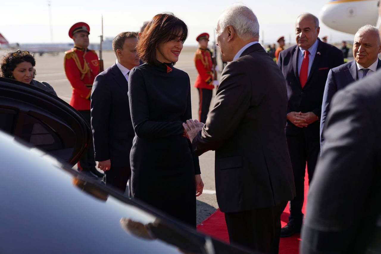 Начался официальный визит в Грузию президента Армении Ваагна Хачатуряна в аэропорту встретила глава МИД Грузии Мака Бочоришвили Через несколько часов состоится совместная пресс конференция с президентом Грузии Михаилом Кавелашвили