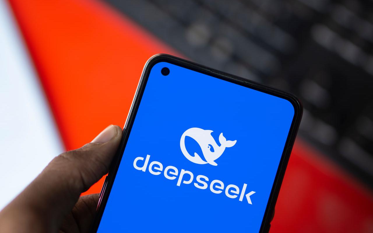 Что такое нейросеть DeepSeek: чат-бот с опцией поиска в интернете  Китайская компания DeepSeek представила новую большую языковую модель DeepSeek V3, способную выполнять разнообразные задачи от анализа текстов до написания кода. Отличительная черта модели — открытый исходный код, что позволяет разработчикам адаптировать ее под свои нужды. DeepSeek V3 может анализировать до 300 страниц текста, поддерживает несколько языков, включая русский, и предлагает функции поиска в интернете. Нейросеть доступна для российских пользователей через сайт и мобильные приложения, предоставляя мощные инструменты для работы с информацией и текстами.  Этот анонс написан ИИ «РБК Трендов»