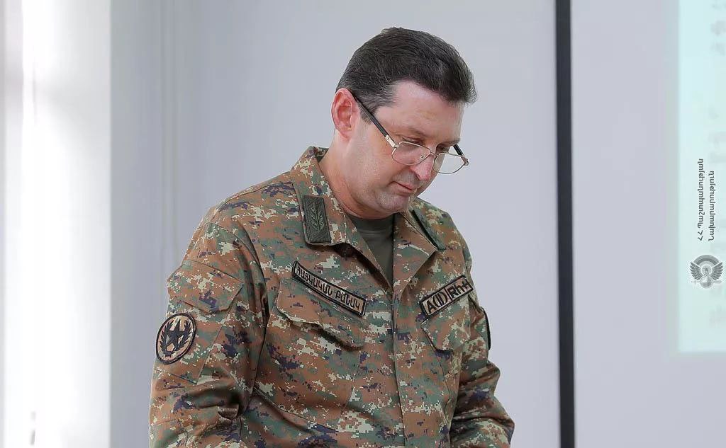 Экс-командующий карабахской армией Джалал Арутюнян пытается избежать судебного наказания, считает адвокат родственников погибших артиллеристов воинской части "ЦОР" Липарит Симонян  Юрист сообщил в соцсетях, что сегодня Апелляционный суд созвал заседание, так как Арутюнян ранее не получал судебного акта. Для адвоката очевидно, что генерал намеренно не получает акт, тем самым затягивая судебный процесс с целью в будущем избежать наказания по истечению срока давности преступления. Симонян расценивает это как злоупотреблением правом.   Адвокат представляет в суде интересы родителей бойцов, которые погибли у Варанды  Физули  12 октября 2020 г., во время 44-дневной войны, оказавшись в окружении, в том числе из-за ошибочной информации командования.